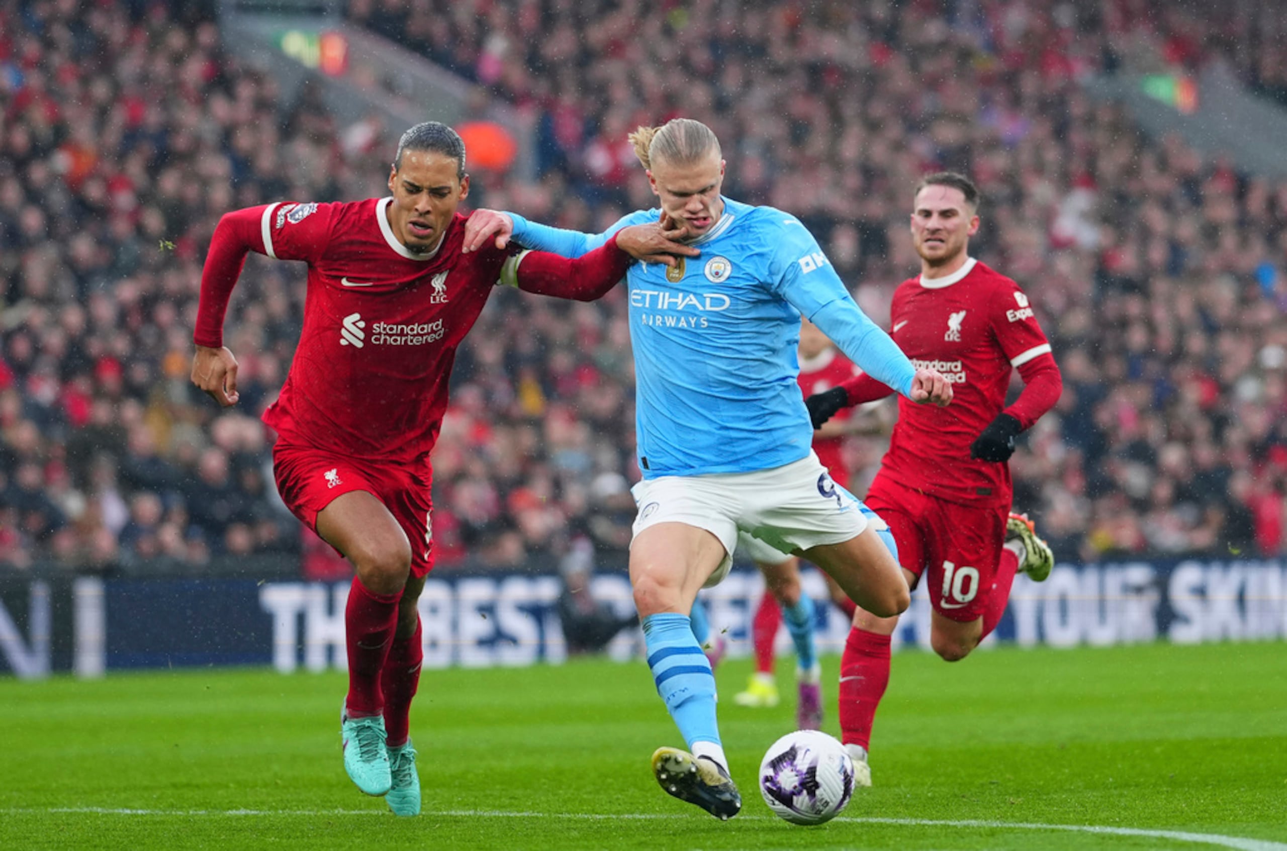 Virgil van Dijk (izquierda) intenta parar a Erling Haaland, de Manchester City, en un partido de la Liga Premier.