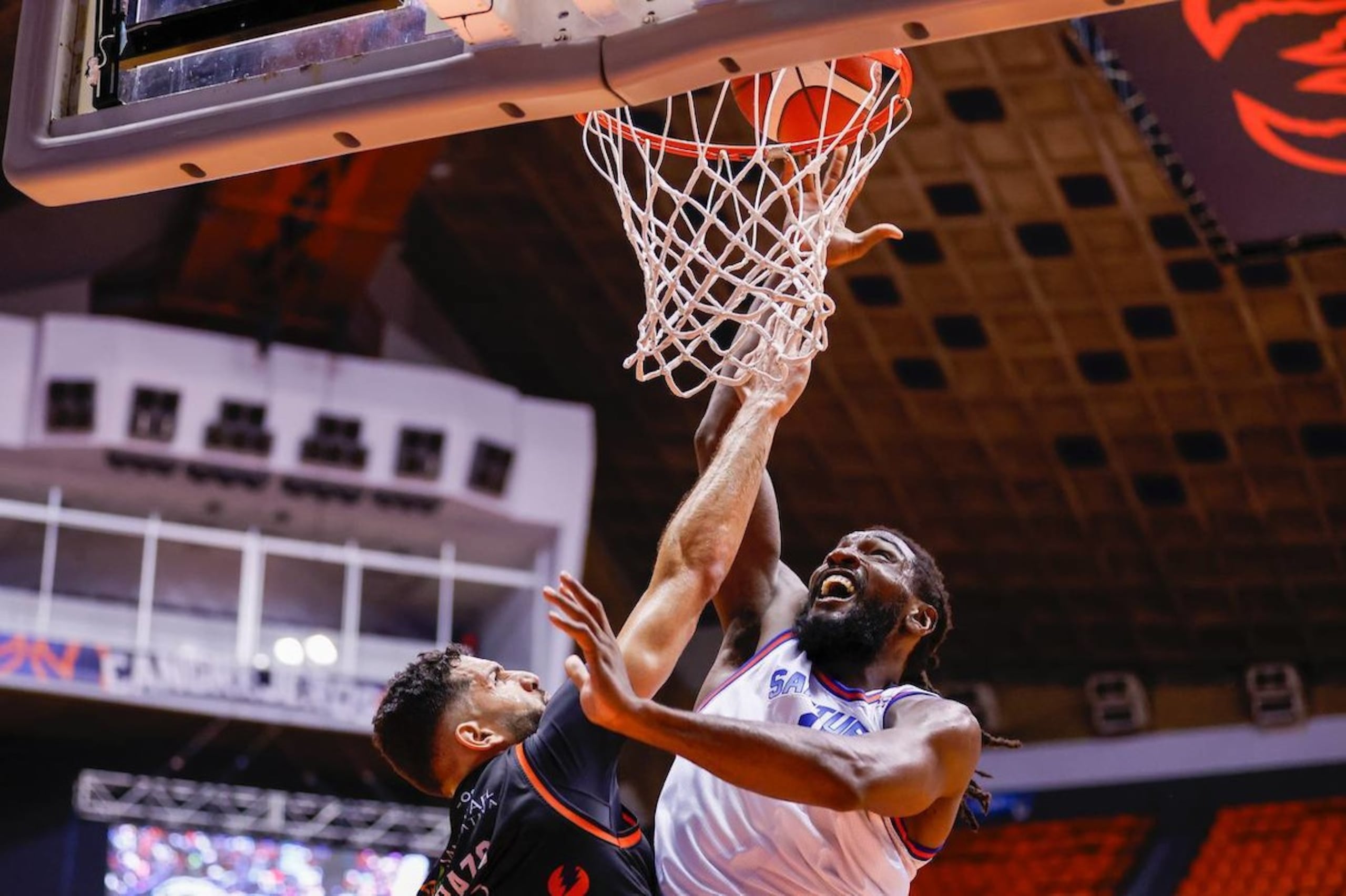 Kenneth Faried en un intento de anotar contra los Atléticos de San Germán en 2023.
