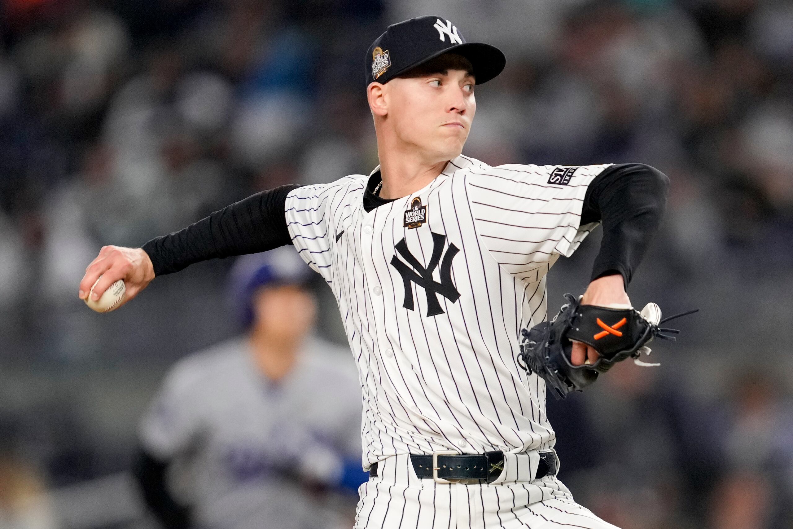 Luke Weaver, lanzador de los Yankees de Nueva York, labora ante los Dodgers en el tercer juego del Clásico de Otoño.