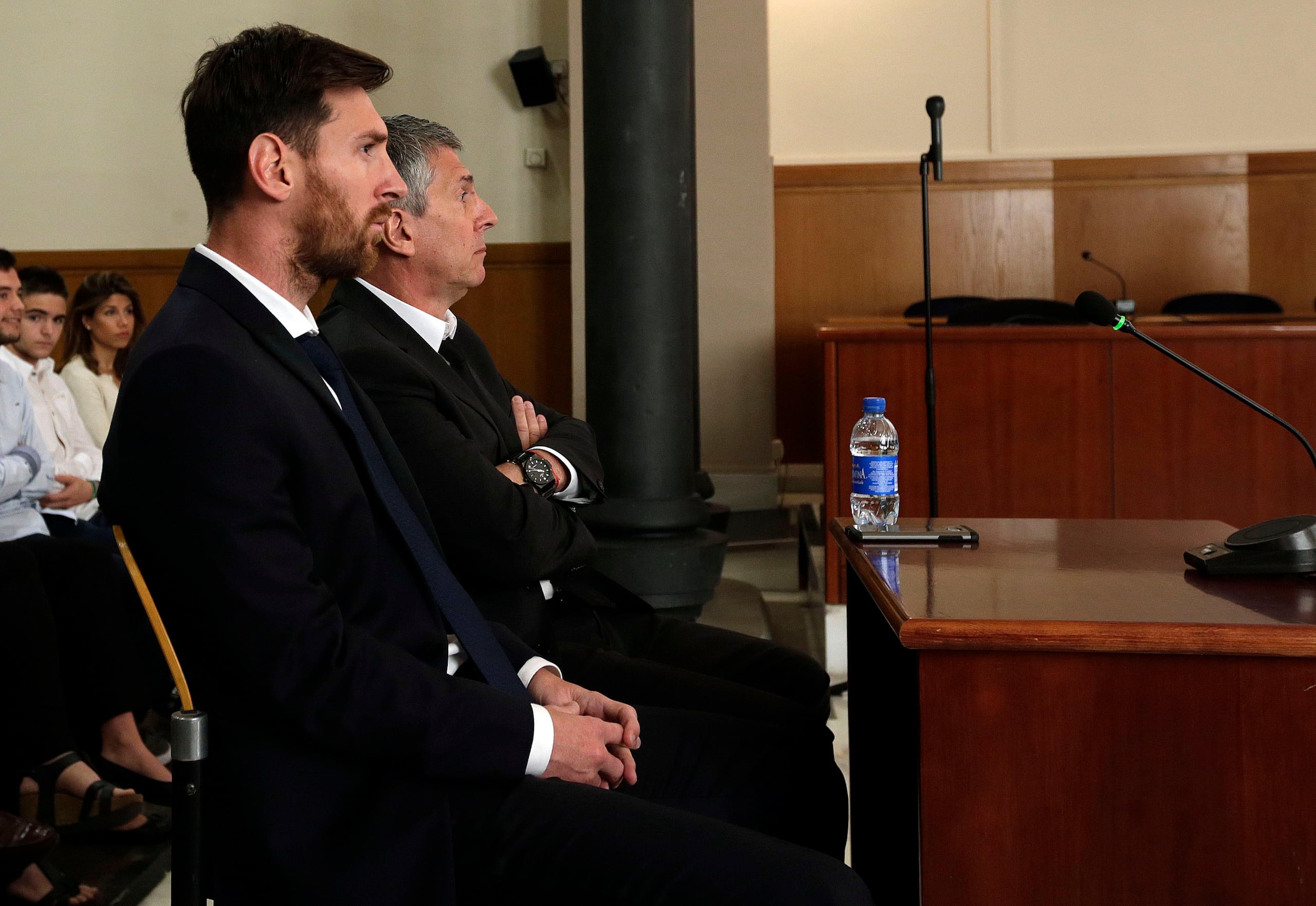 El jugador del FC Barcelona y su padre, Jorge Horacio Messi, en la sala de la Audiencia de Barcelona.