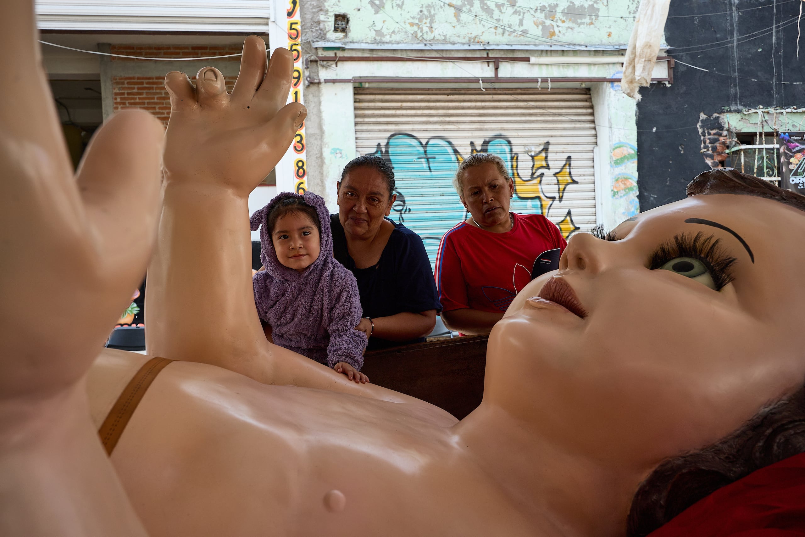 Feligreses participan en una ofrenda a un Niño Jesús gigante en la Ciudad de México, el martes 10 de marzo de 2026. (AP Foto/Ginnette Riquelme)