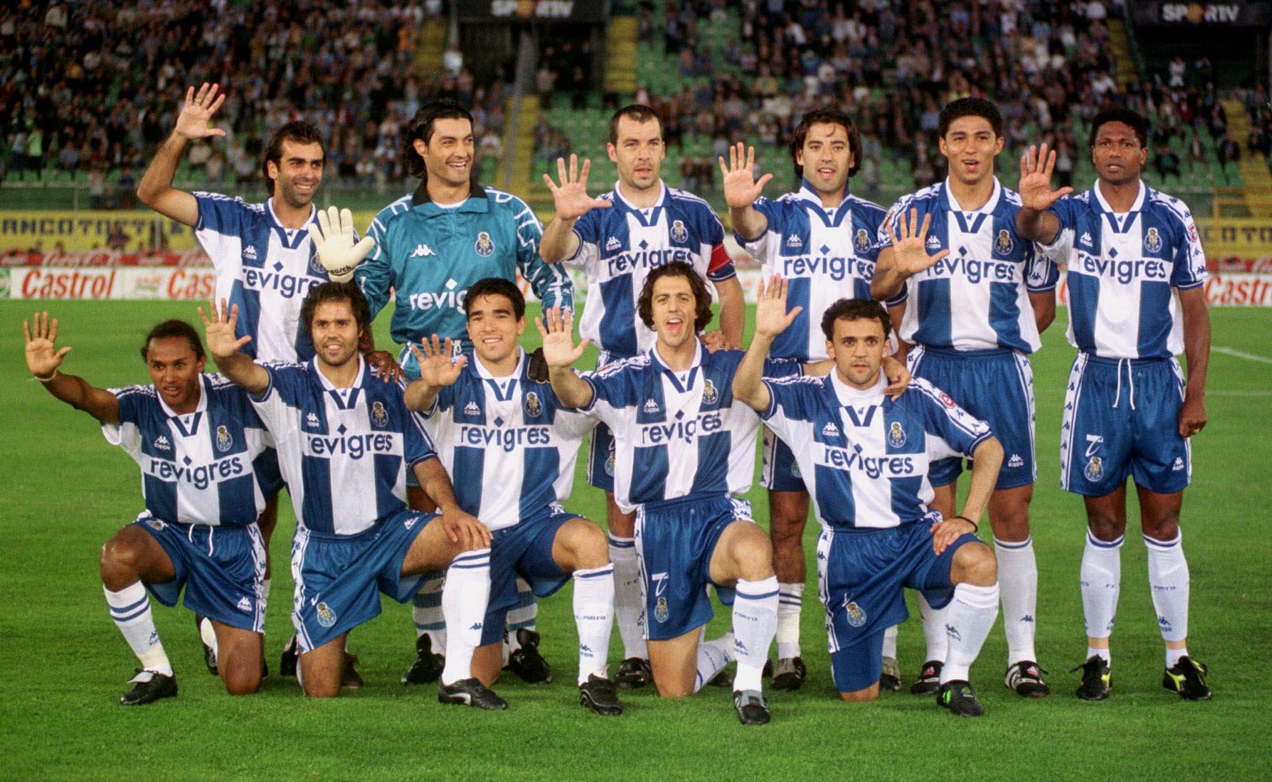 Los jugadores del FC Porto posan antes de su partido contra el Sporting, el sábado 22 de mayo de 1999, en Lisboa. Los jugadores son, de izquierda a derecha: Emilio Peixe, Jorge Costa, Nuno Capucho, Mario Jardel, Pires Aloisio, Esquerdinha, Carlos Secretario, Deco, Zlatko Zahovic y Ljubinko Drulovic.