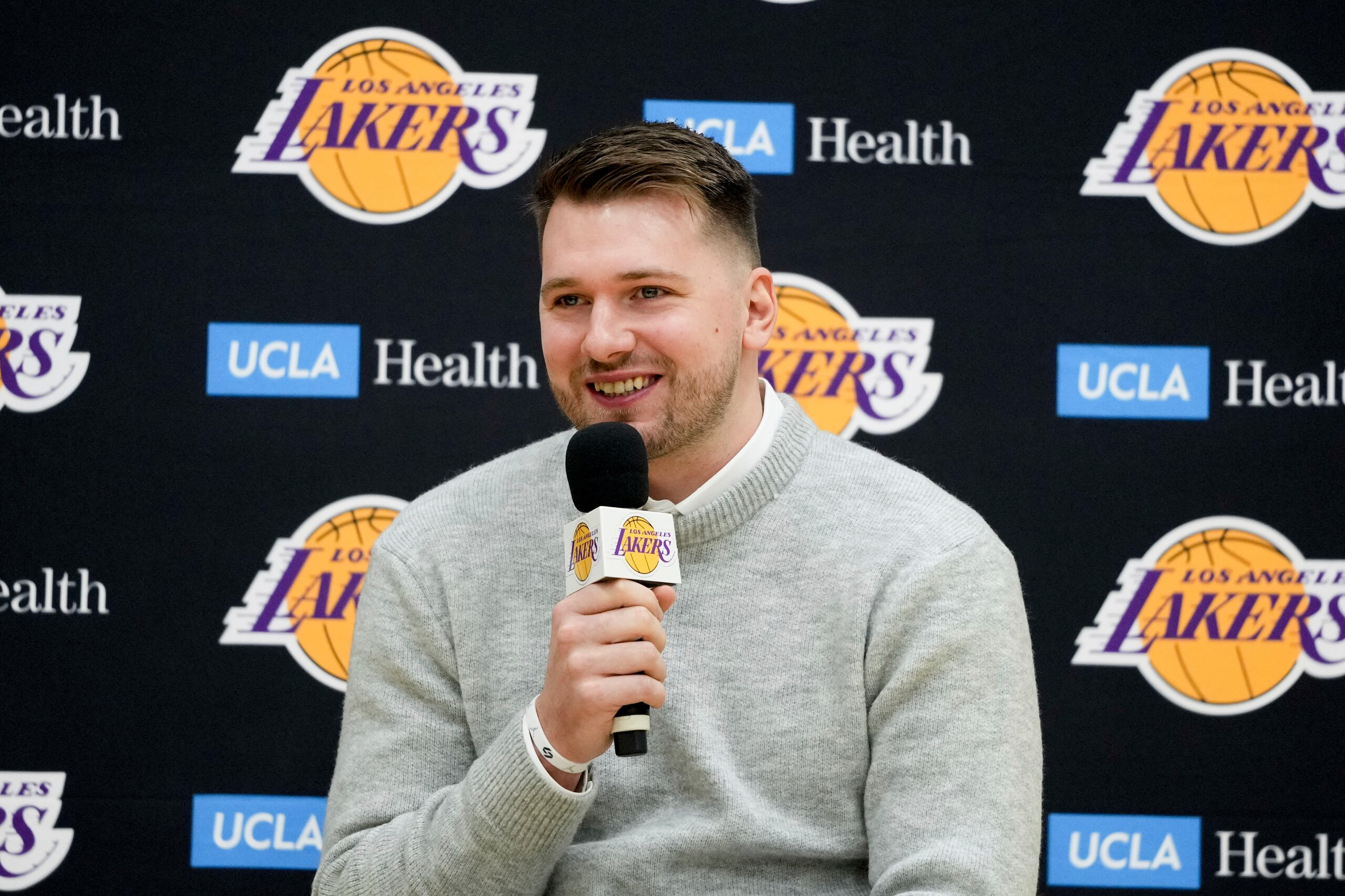 Luka Doncic, de Los Angeles Lakers, habla durante una conferencia de prensa introductoria de la NBA el martes 4 de febrero de 2025 en El Segundo, California.