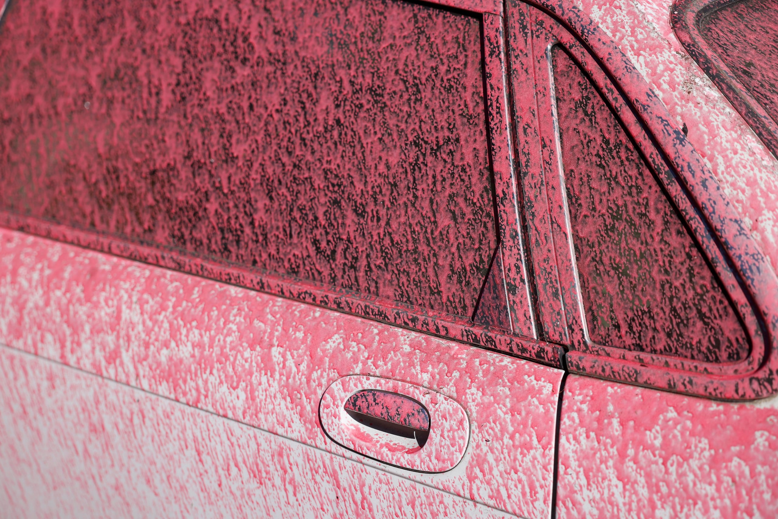 Un automóvil está cubierto con retardante de fuego en el vecindario de Pacific Palisades en Los Ángeles, California.