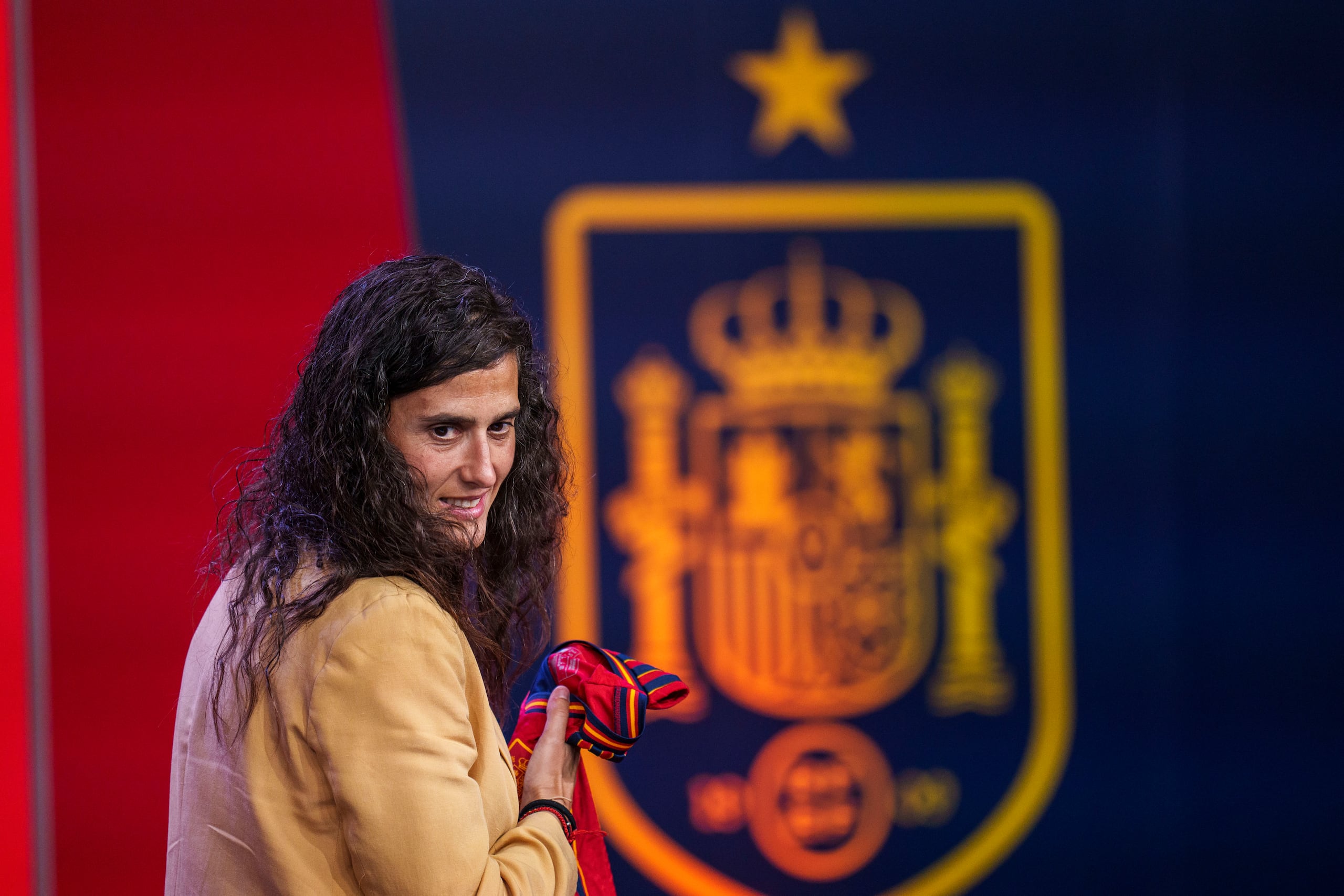 Montse Tomé, la nueva entrenadora de la selección femenina de España, durante su presentación en la sede de la federación nacional, el lunes 18 de septiembre de 2023, en las afueras de Madrid. (AP Foto/Manu Fernández)