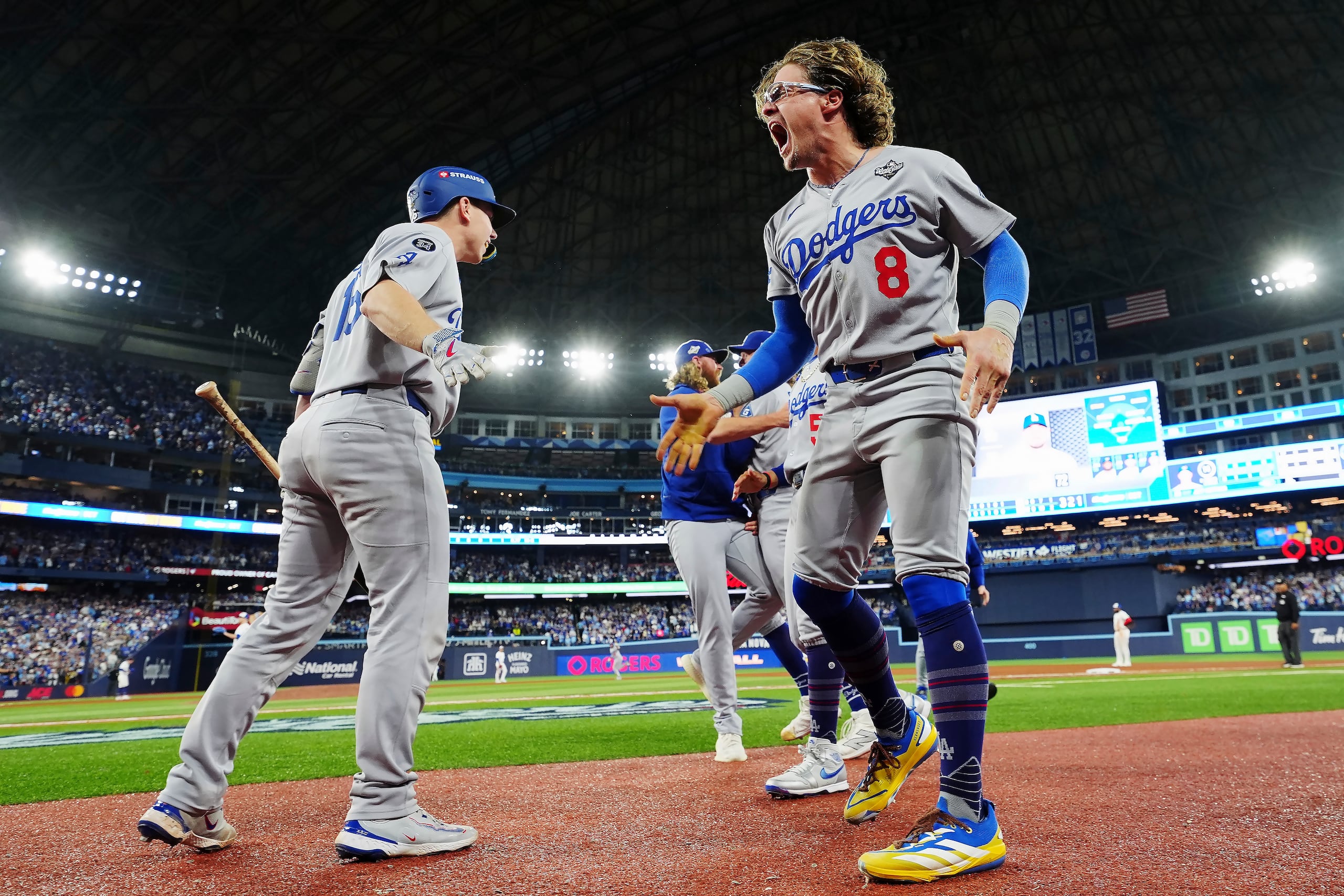 Kike Hernández (8) celebra luego del jonrón de Miguel Rojas.
