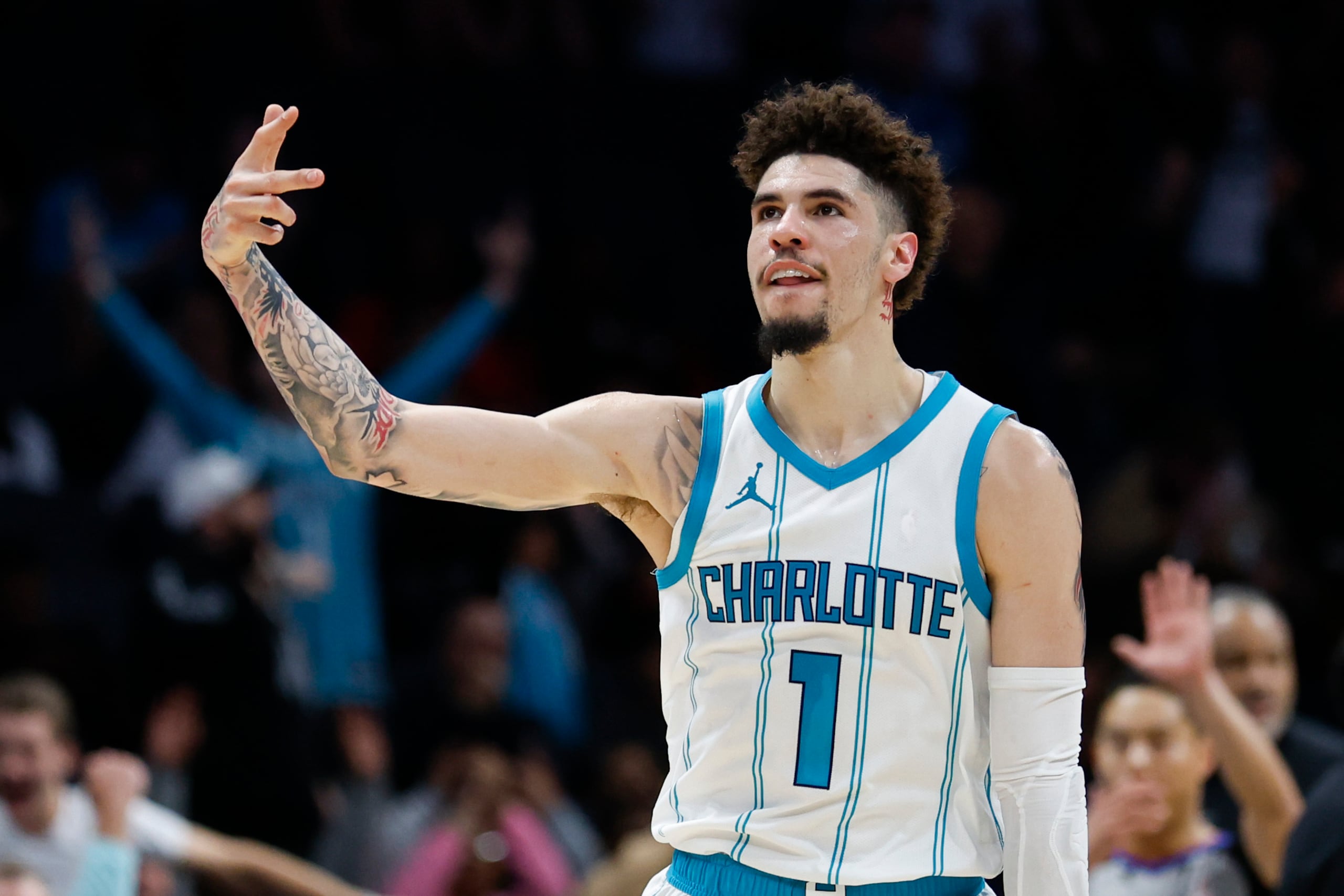 El armador de los Hornets de Charlotte, LaMelo Ball, reacciona tras anotar un triple frente al Heat de Miami el 27 de noviembre del 2024.