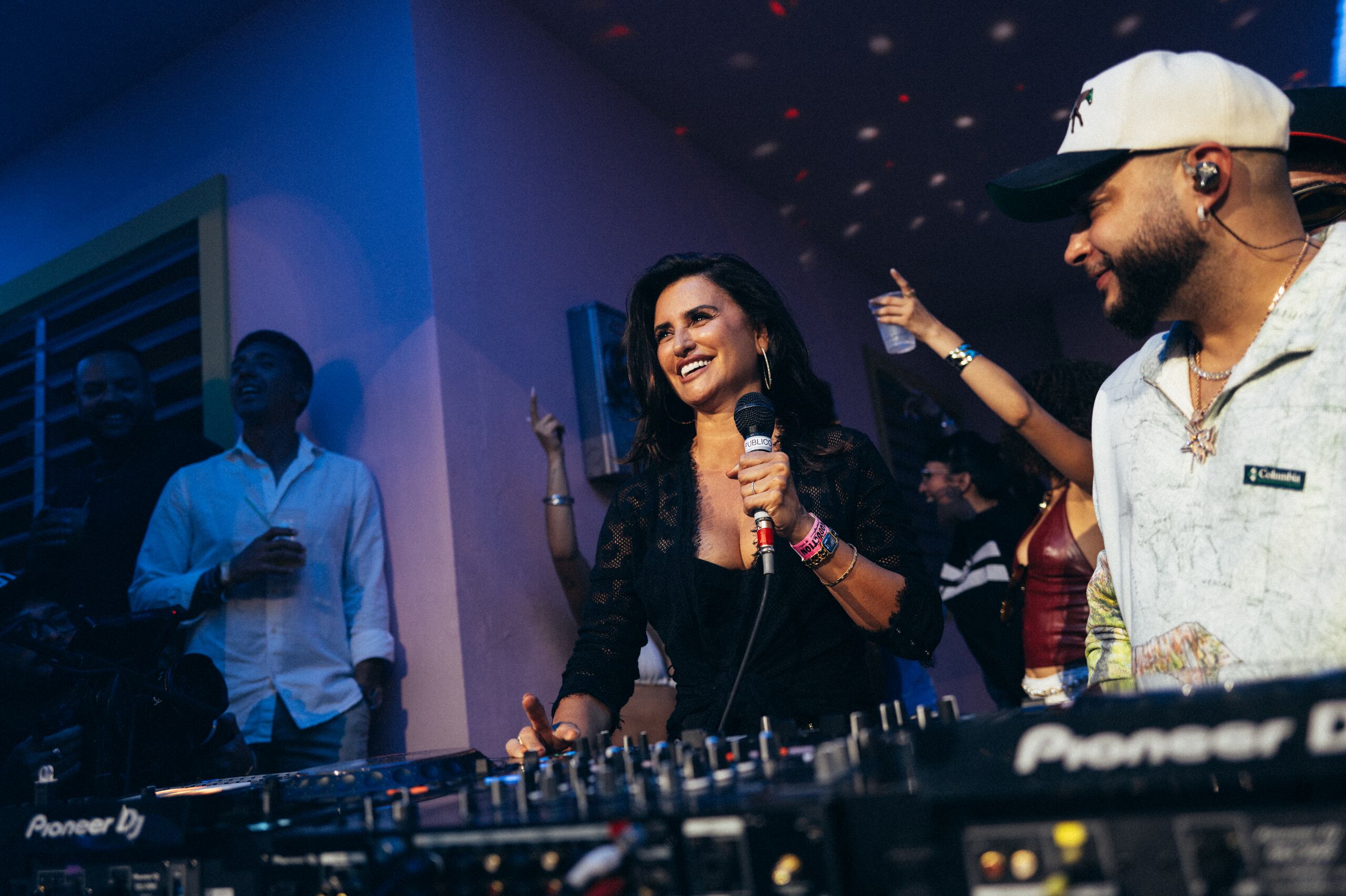 La actriz Penélope Cruz en el concierto 15 de la residencia de Bad Bunny en el Coliseo de Puerto Rico. Foto Eric Rojas