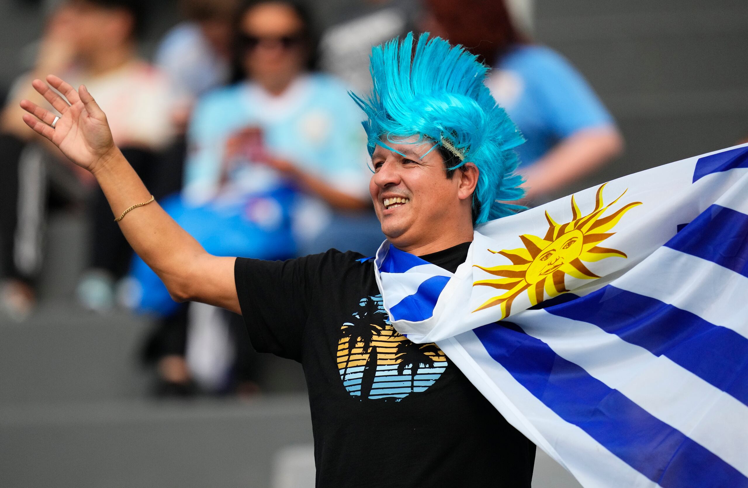 Un hincha de Uruguay anima a otros previo al duelo de su selección ante Israel por una de las semifinales del Mundial Sub20 en el estadio Diego Maradona de La Plata, Argentina.