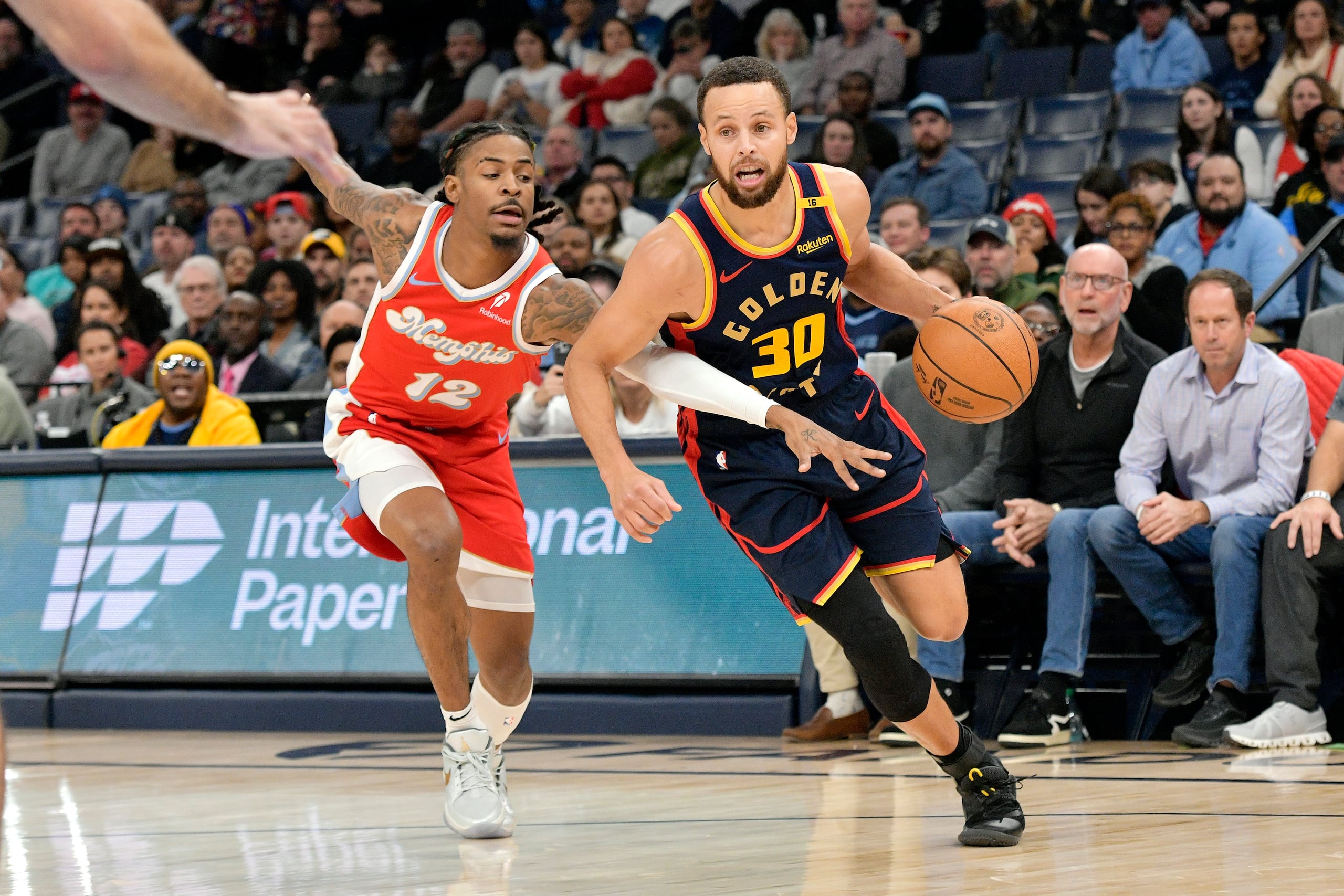 Stephen Curry maneja el balón ante la defensa de Ja Morant.