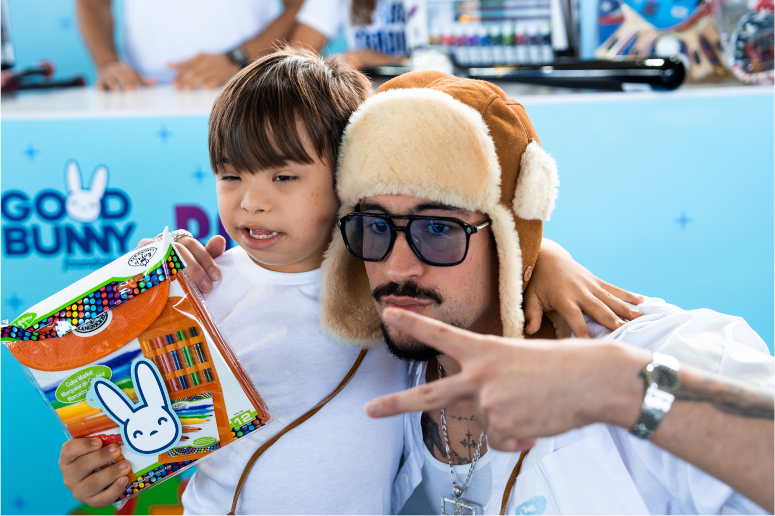 Bad Bunny entregando regalos en Vega Baja.