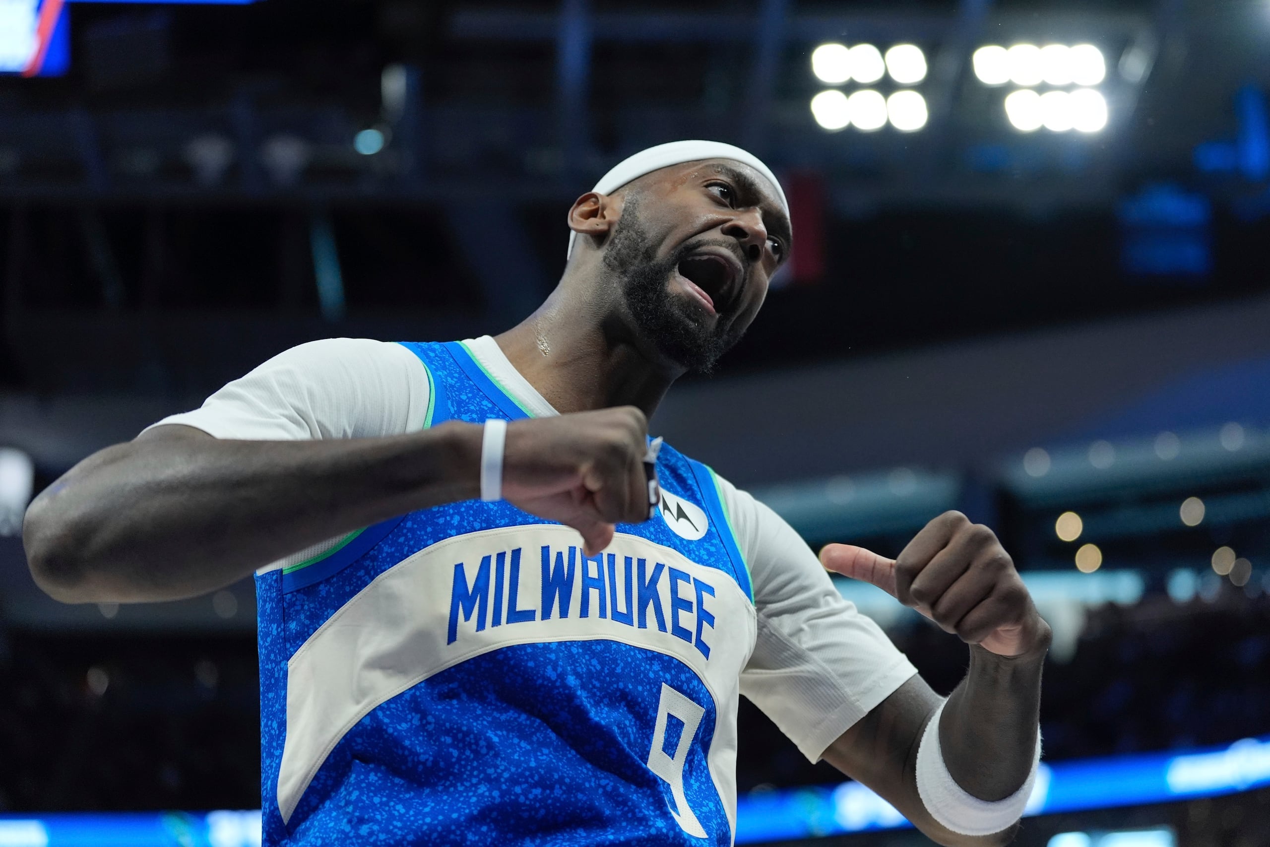 Bobby Portis de los Milwaukee Bucks reacciona luego de acertar un triple durante la primera mitad del juego de baloncesto de la NBA ante los Suns de Phoenix.