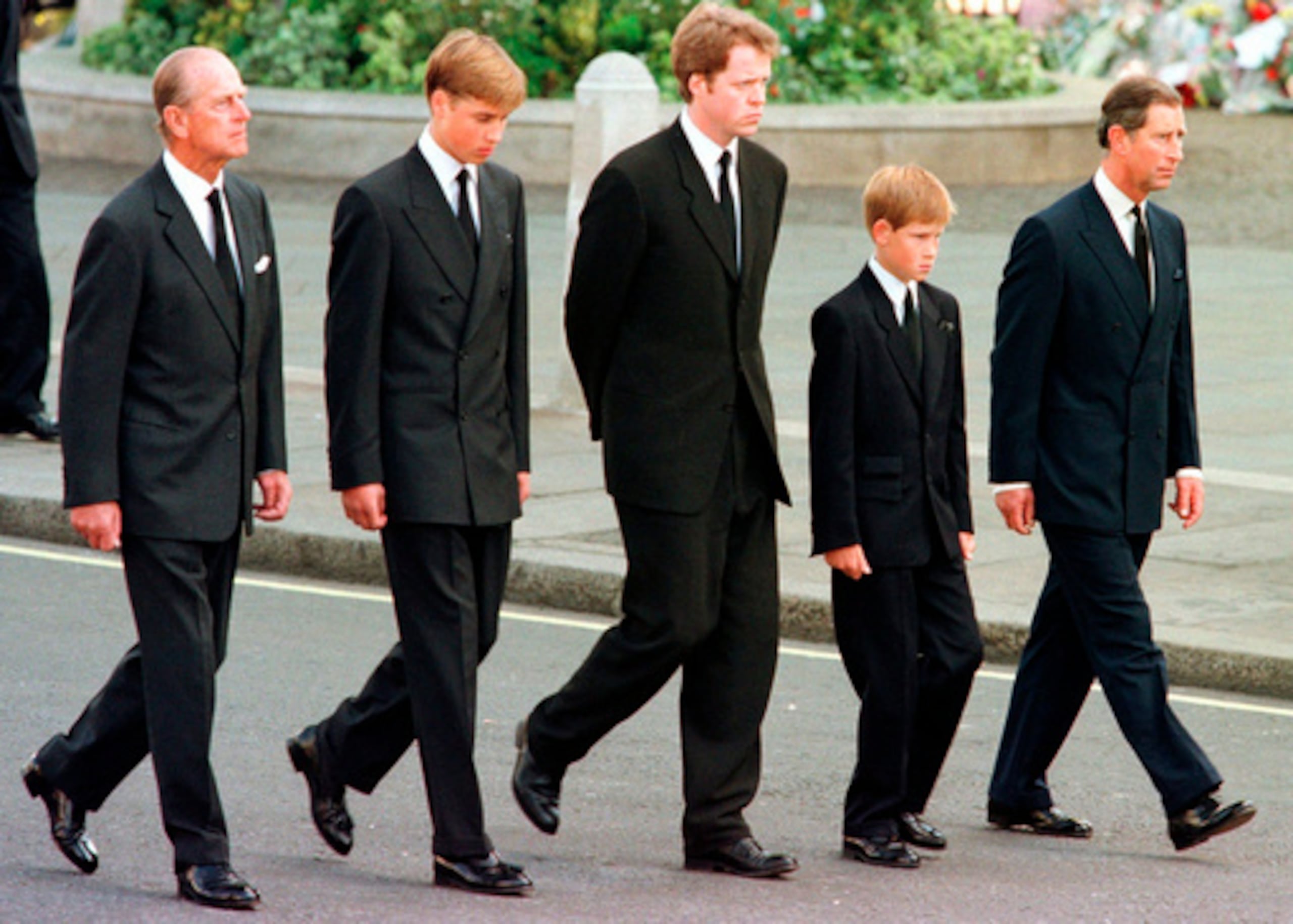 ARCHIVO - De izquierda a derecha: el príncipe Felipe de Inglaterra, el príncipe Guillermo, el conde Spencer, el príncipe Harry y el príncipe Carlos caminan frente a la Abadía de Westminster durante el cortejo fúnebre de Diana, princesa de Gales, el 6 de septiembre de 1997. (Foto AP/Jeff J. Mitchell, Pool, archivo)