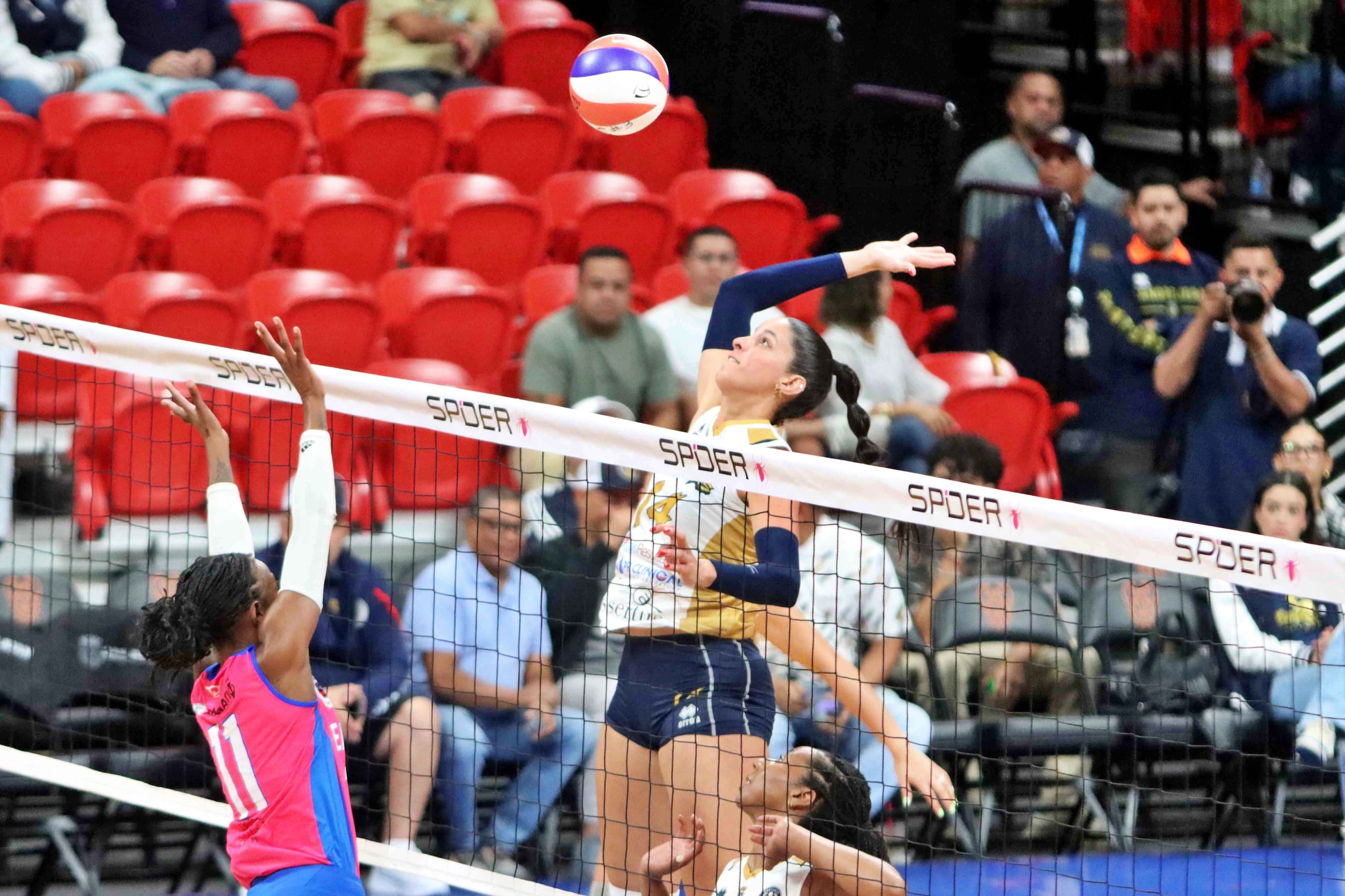 Neira Ortiz realiza un ataque durante un partido de la temporada 2026 de la LVSF.