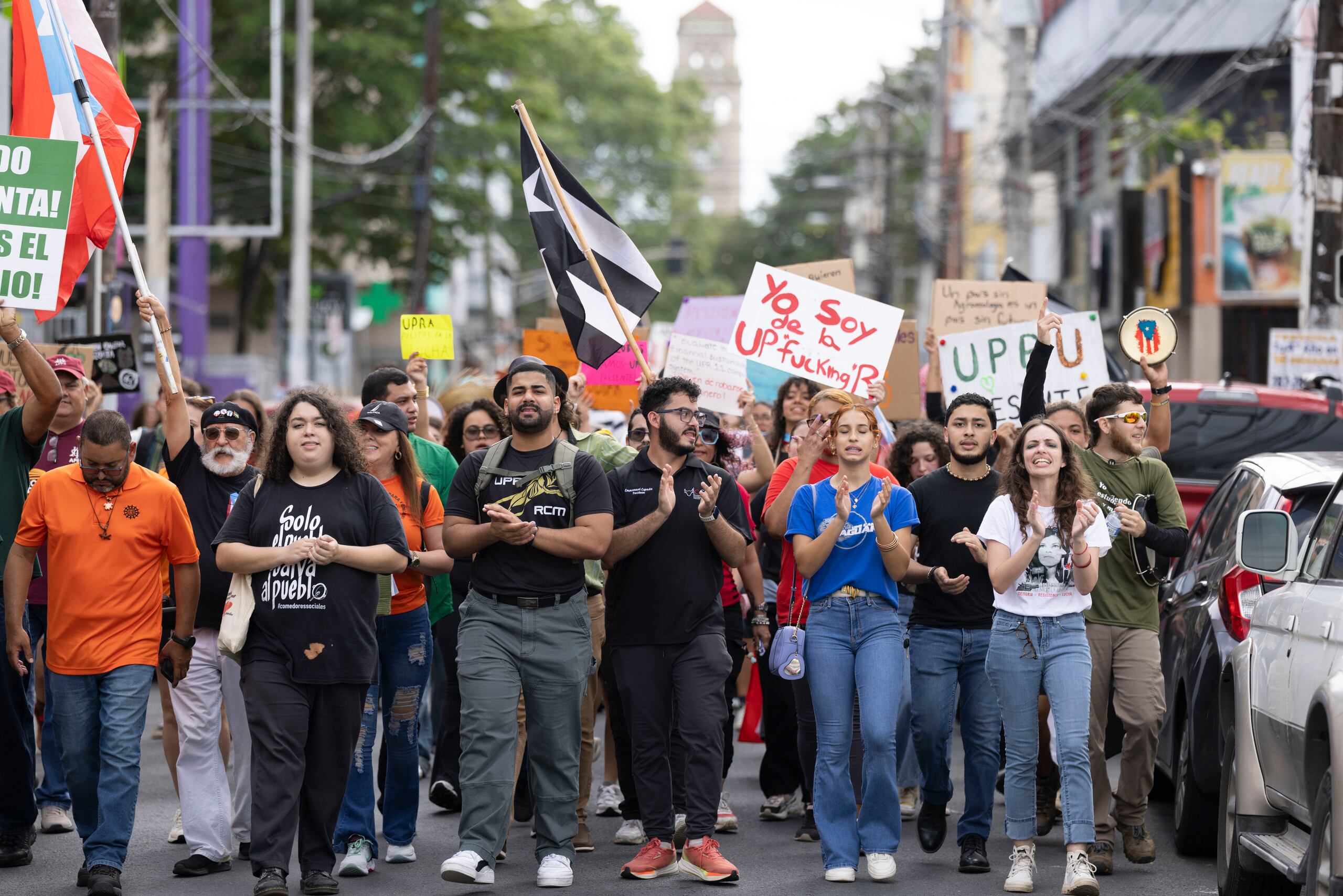 Desde estudiantes hasta ciudadanos privados, decanos, docentes y políticos, varias decenas de manifestantes se congregaron este miércoles frente a los portones del Recinto de Río Piedras de la Universidad de Puerto Rico.