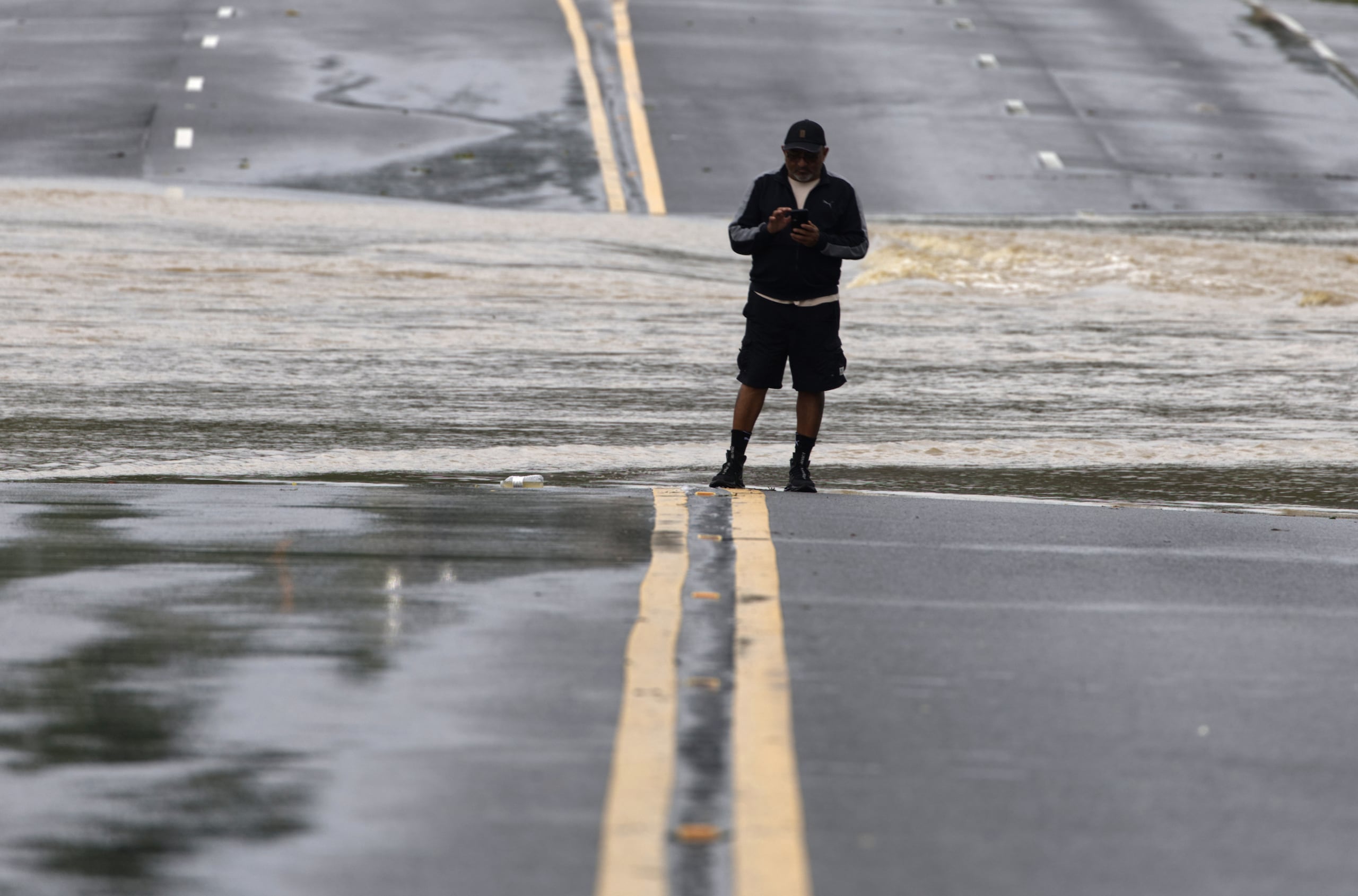 Aunque el evento no representa una inundación mayor, el SNM exhortó a los residentes y conductores a mantenerse atentos a las condiciones del tiempo y evitar cruzar carreteras cubiertas por agua.