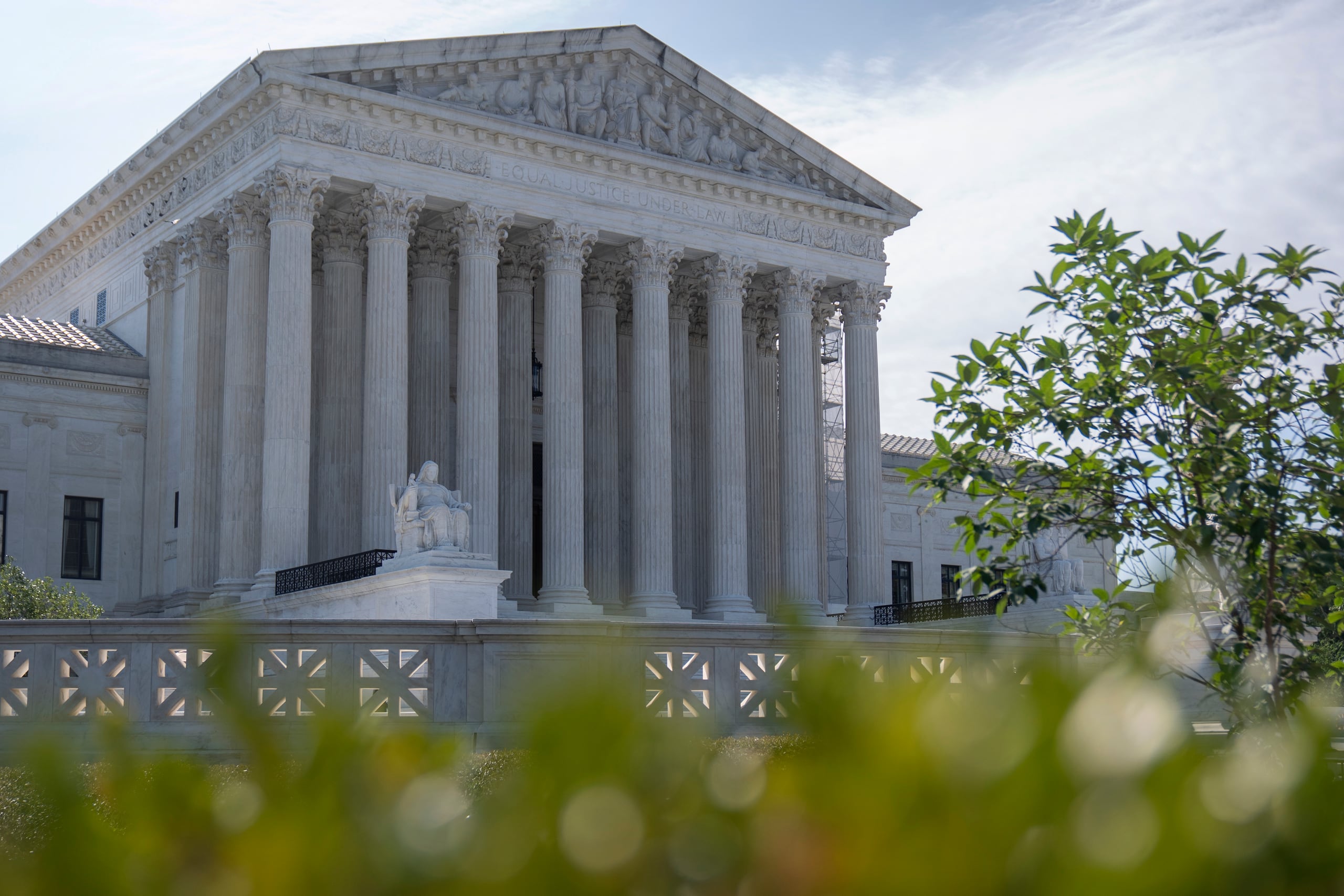 Según la encuesta de junio sobre el tribunal, la confianza sigue siendo baja: 4 de cada 10 adultos estadounidenses dicen que apenas confían en las personas que dirigen el Tribunal Supremo.