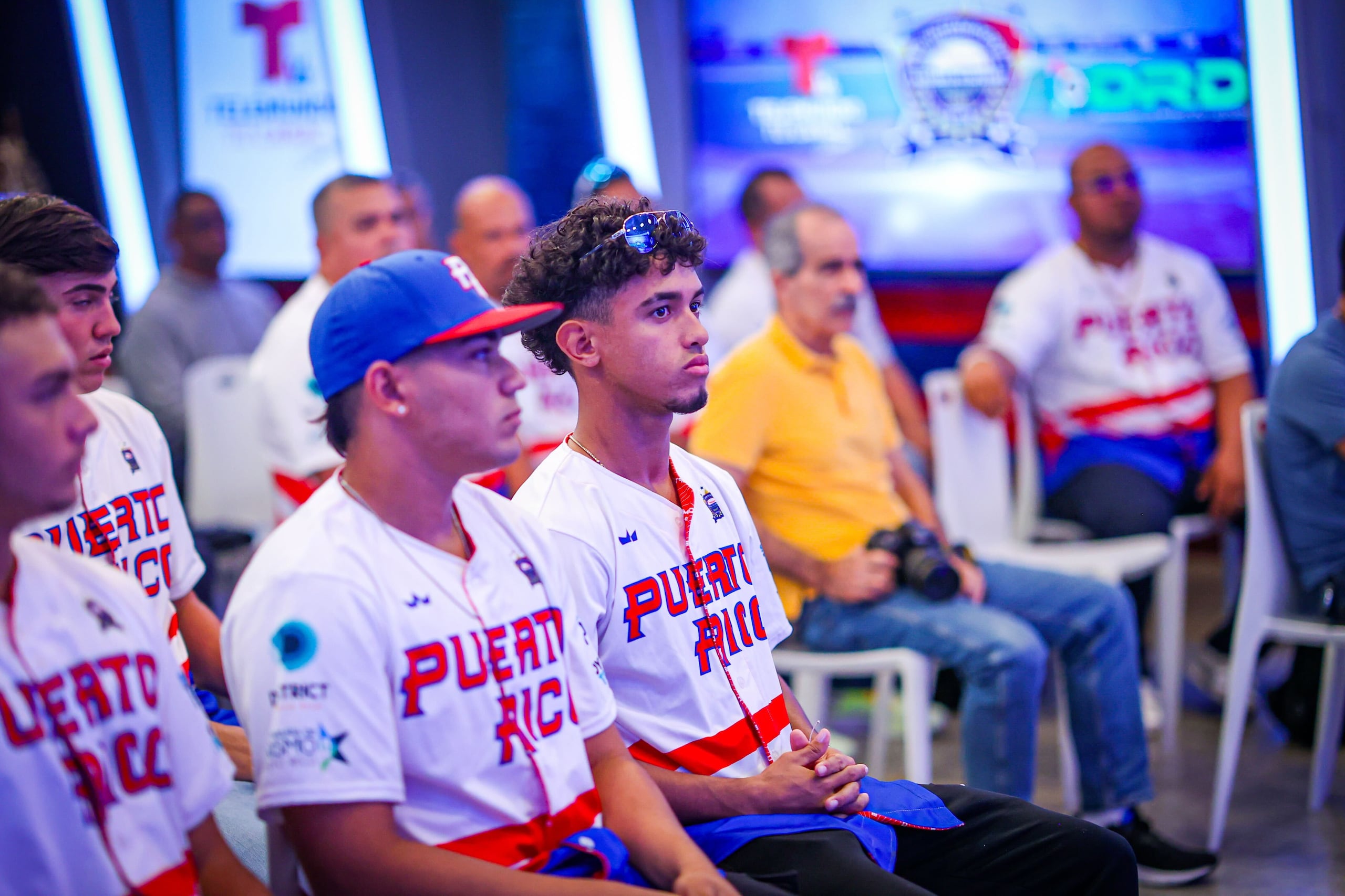 Iván Luciano, al centro, e Hiram Bocachica, hijo, son de los principales prospectos de la Clase 2024 de Puerto Rico.