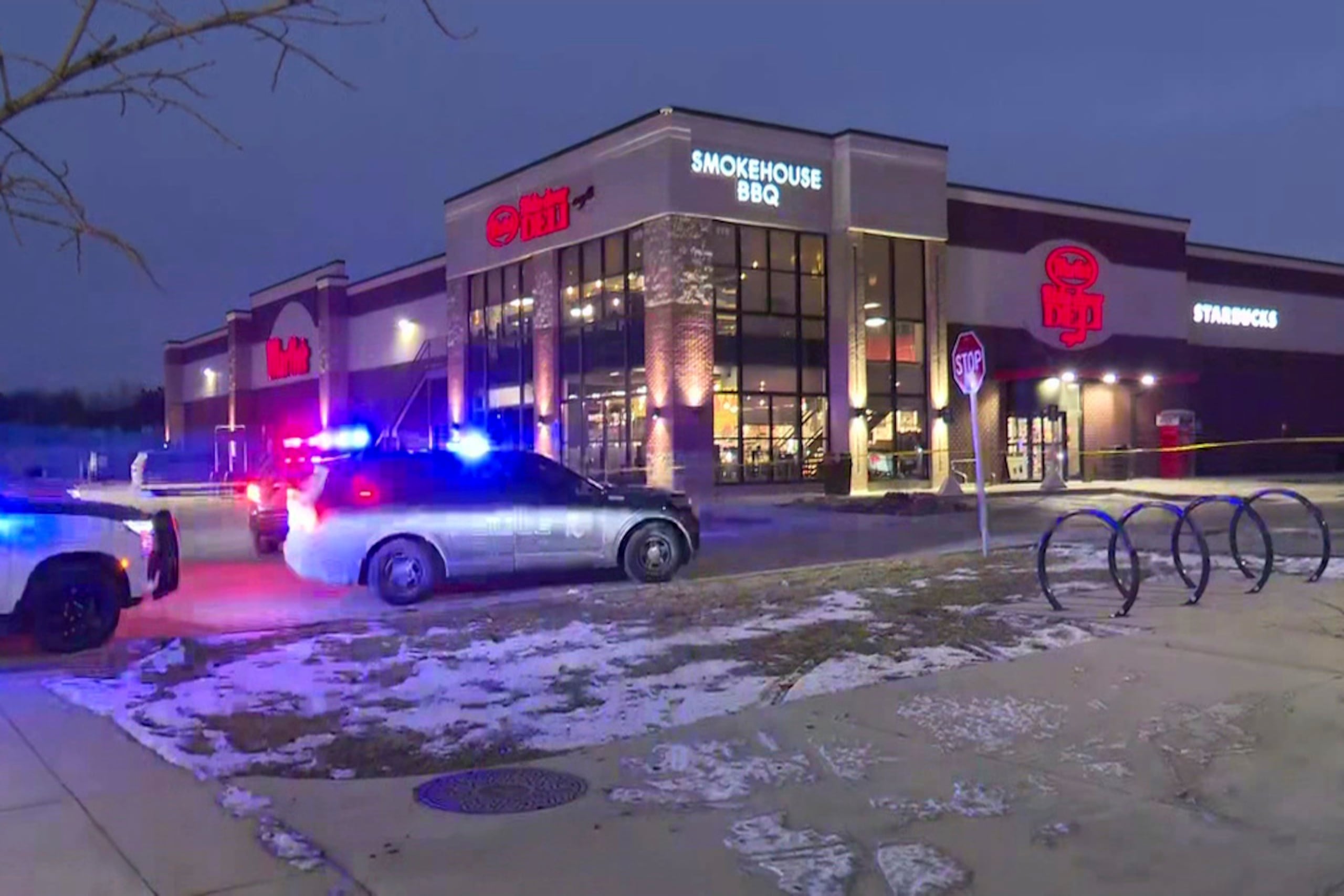 Policías en la escena del tiroteo mortal en un supermercado, el 27 de enero de 2025, en Elkhart, Indiana.