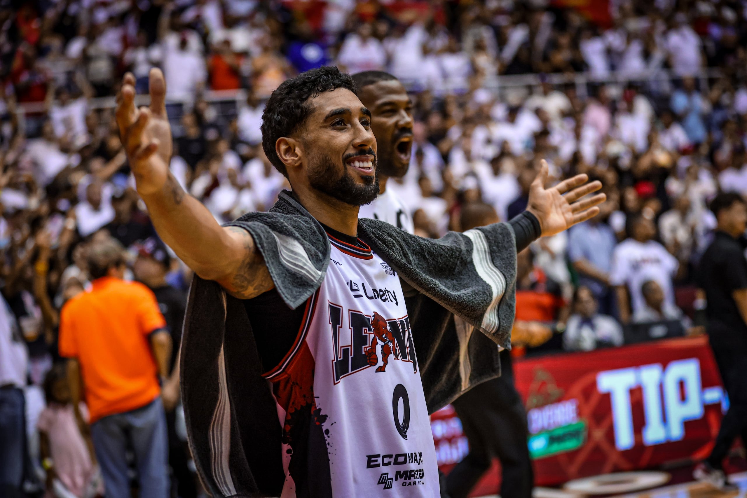 Jezreel De Jesús celebra con la fanaticada de los Leones de Ponce en los minutos finales del sexto juego de la final de la Conferencia B del BSN contra los Indios de Mayagüez.