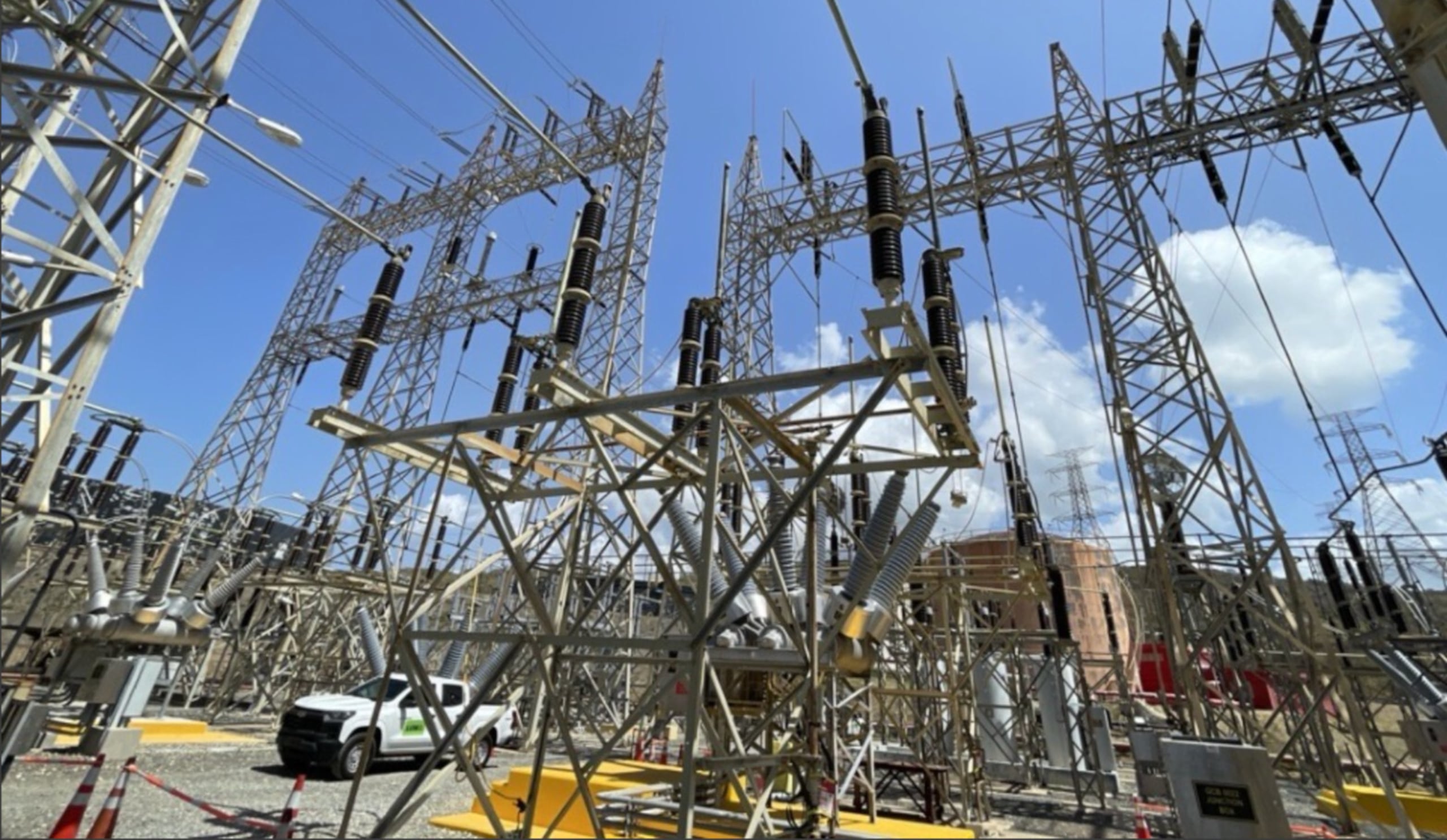 Patio de interruptores de la Central Costa Sur en Guayanilla que es compartido por LUMA Energy, Genera PR y Ecoeléctrica.