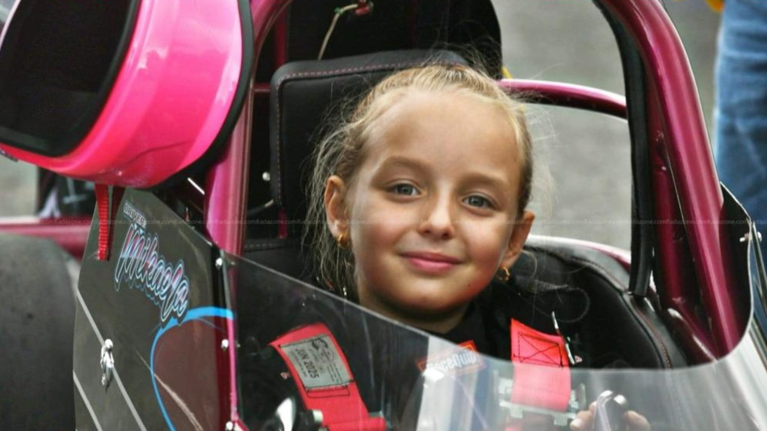 La joven pilota Mikaela Moreau Colón en su vehículo de 'drag racing', La Potranca Racing de Taller Colón.