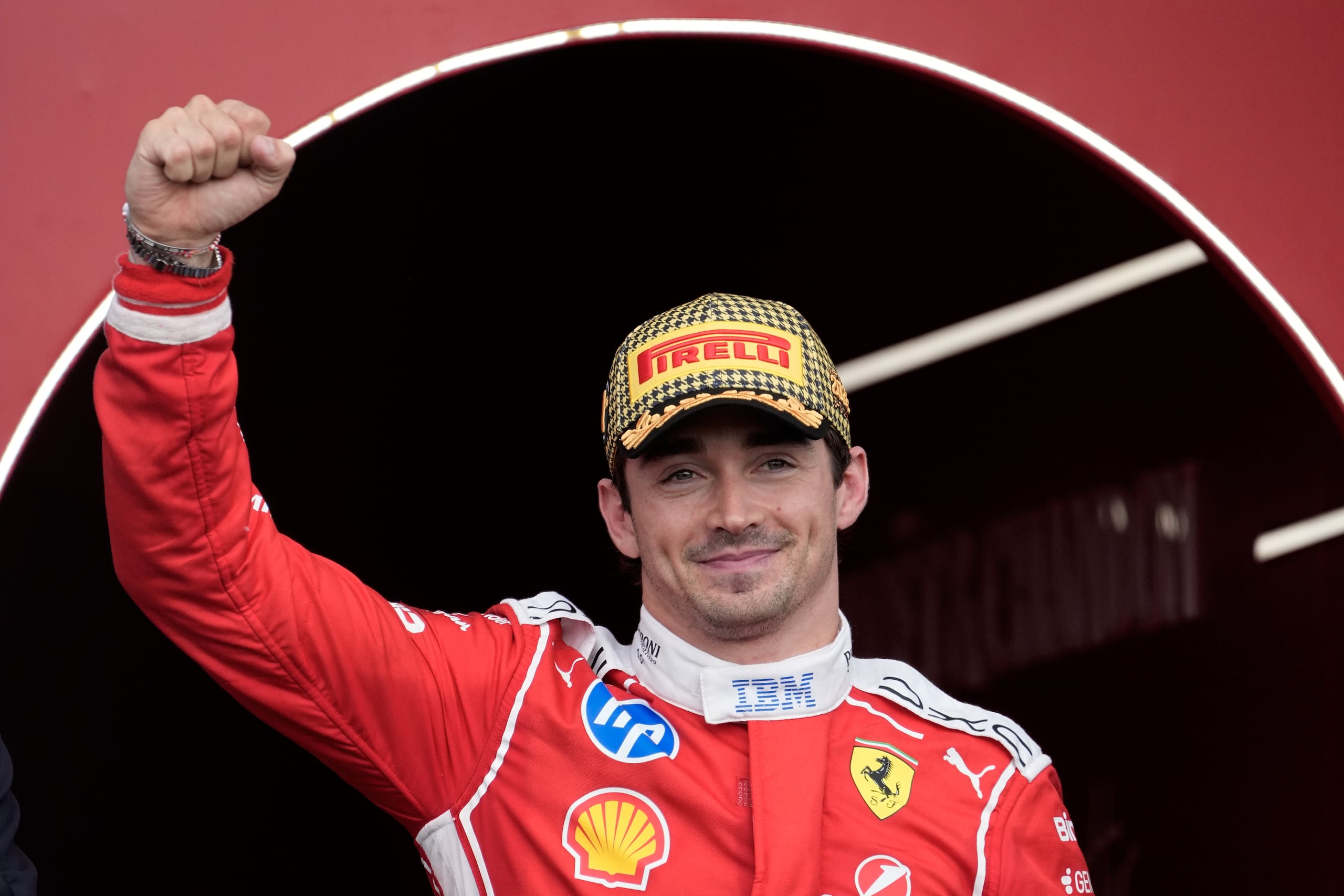 El piloto Charles Leclerc, de la escudería Ferrari, celebra tras ganar el Gran Premio Británico.