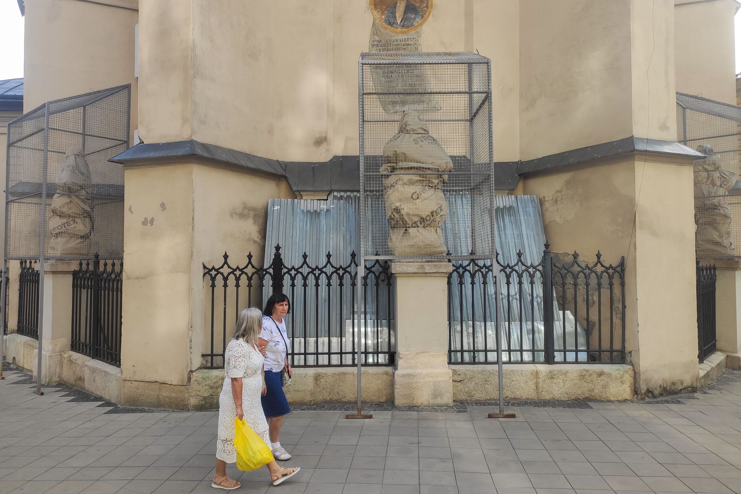 Detalle de la plaza Rynok en Leópolis (Ucrania), donde un dron destruyó por completo el Museo Romano Shujevich y un misil alcanzó un edificio en la zona de amortiguamiento del sitio declarado Patrimonio de la Humanidad por la Unesco, y donde múltiples catedrales y monumentos se ocultan tras estructuras de protección. (EFE/Rostyslav Averchuk)