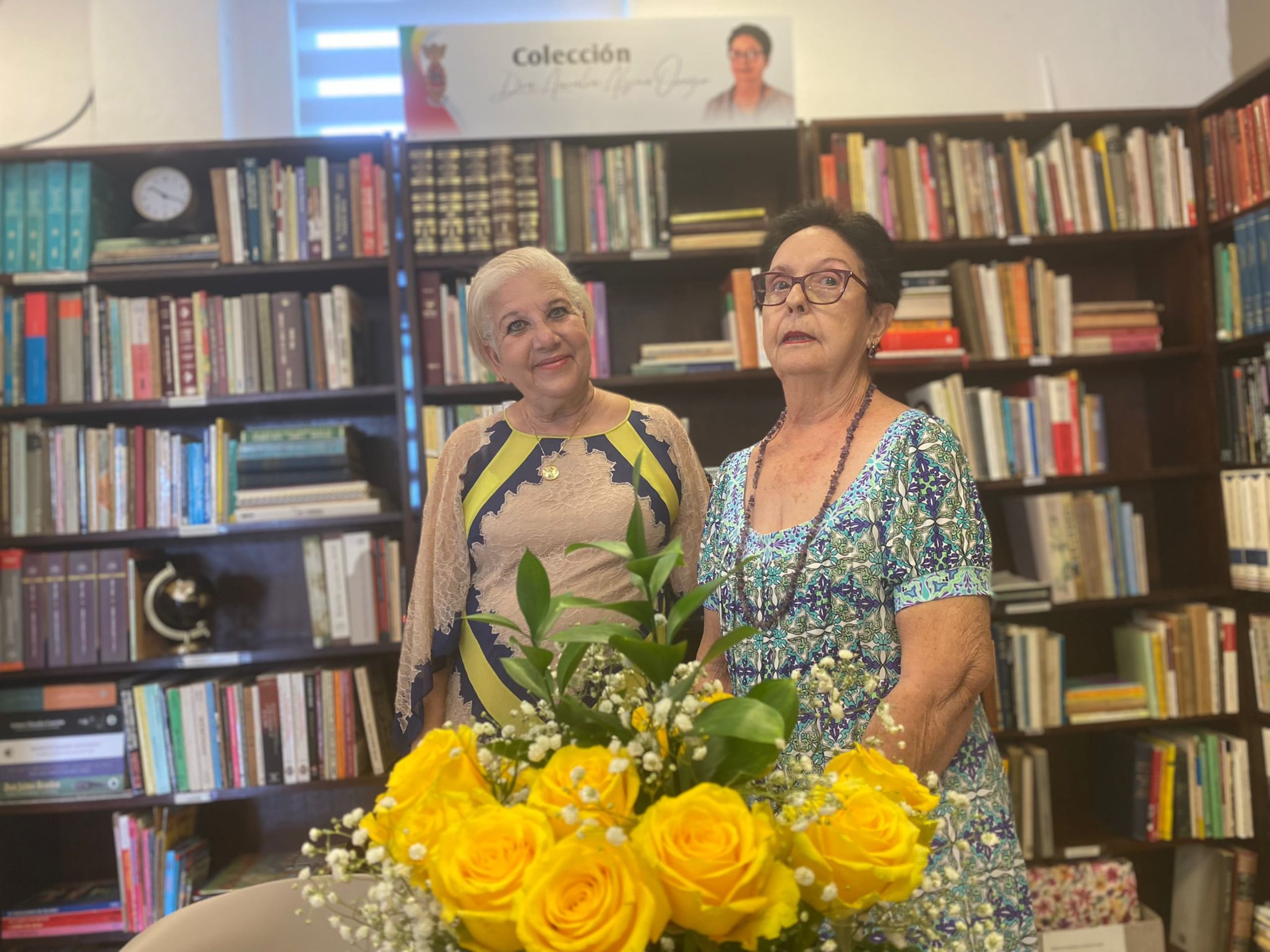 La alcaldesa de Loíza, Julia Nazario junto a la catedrática Amalia Alsina Orozco.
