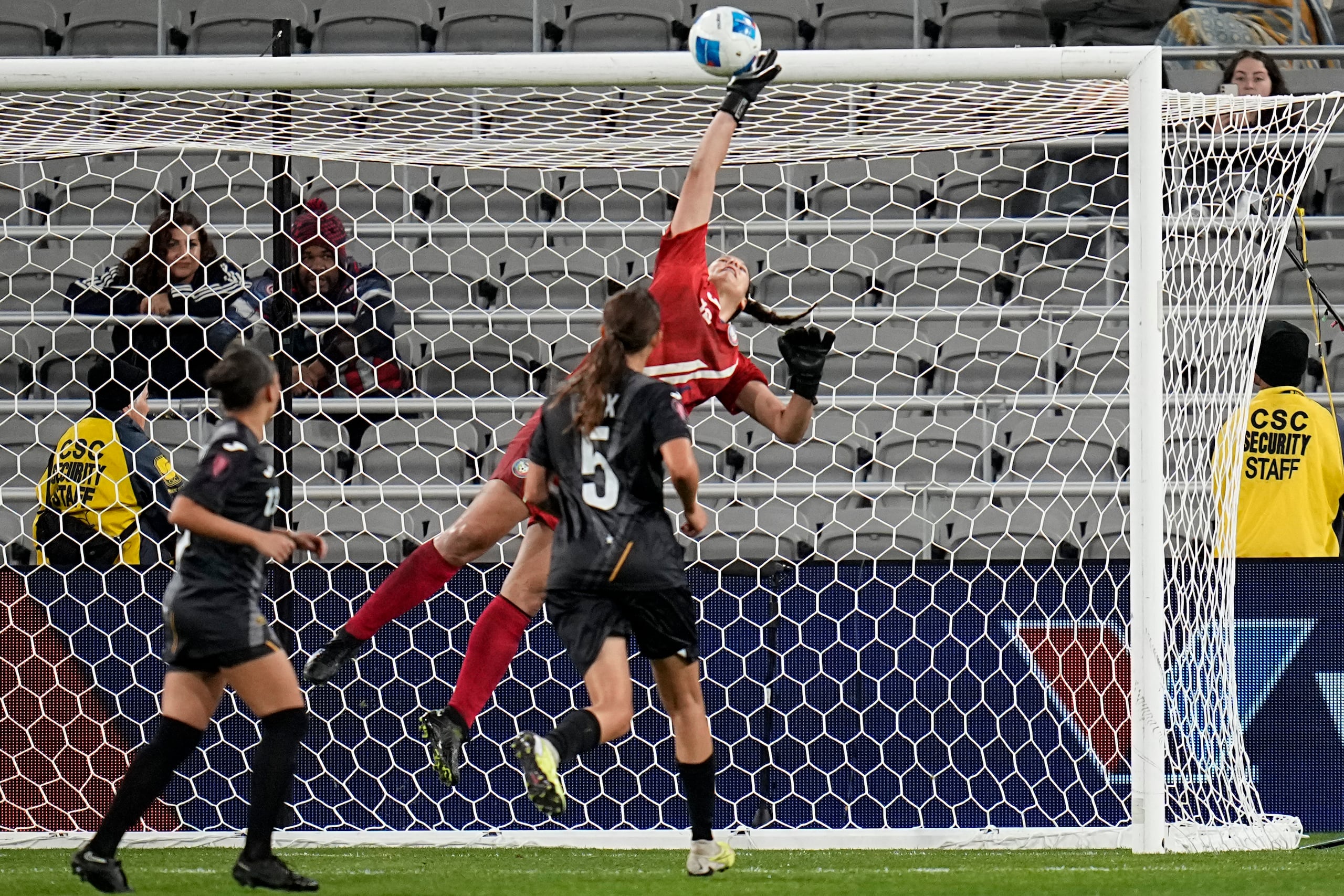 Sydney Martínez bloquea otro intento ofensivo de Brasil en el desafío.