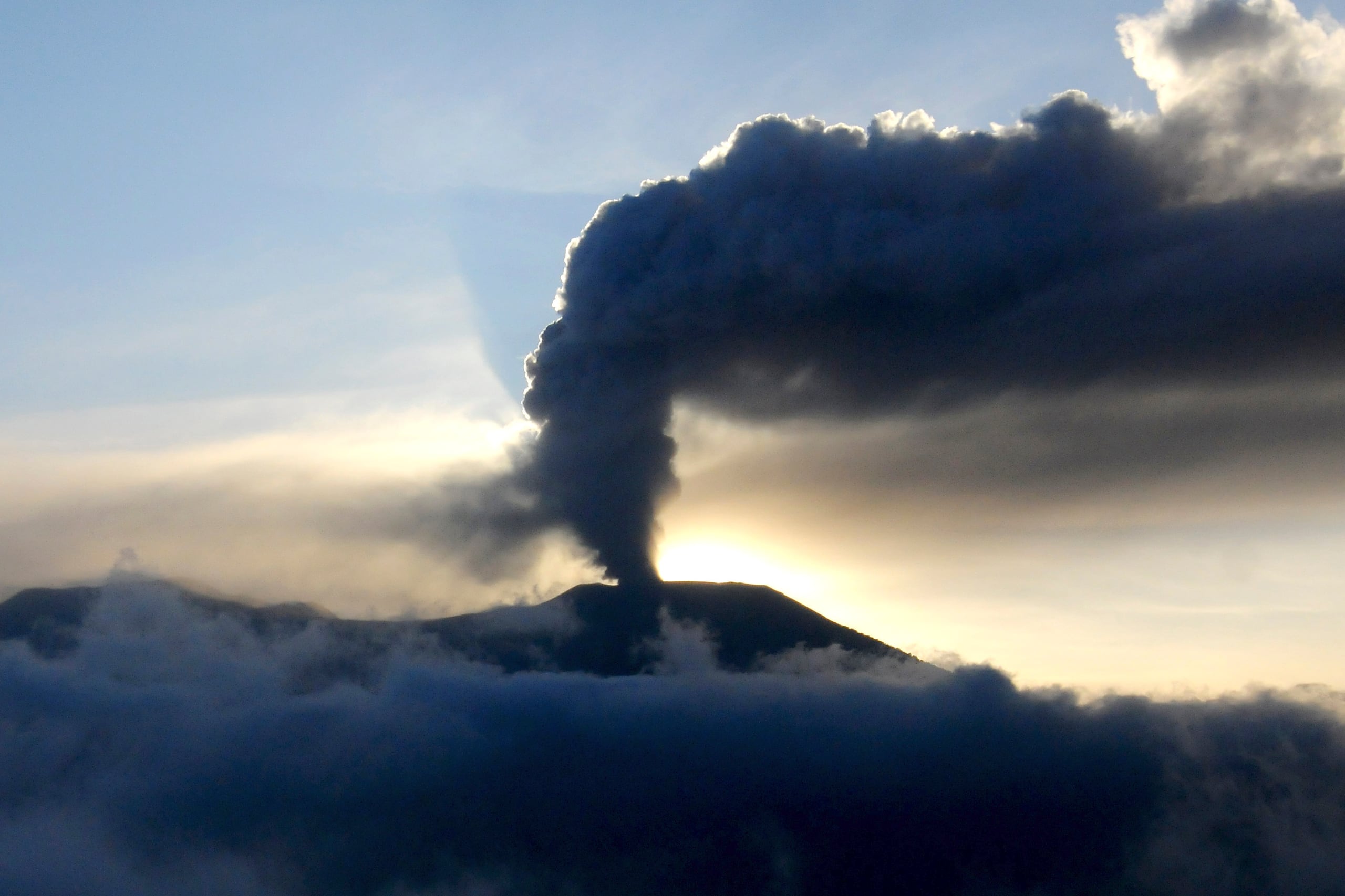 El volcán Merapi expulsa ceniza de su cráter en Agam, Sumatra Occidental, Indonesia, el martes 5 de diciembre de 2023. (AP Foto/Ardhy Fernando)