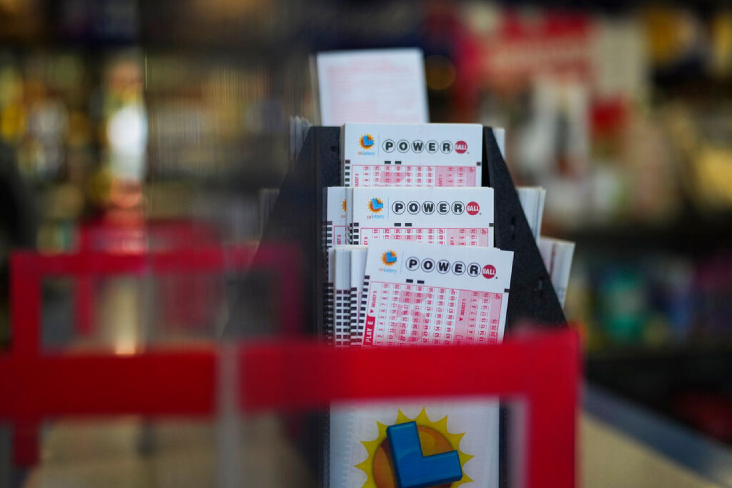 El ganador obtuvo el premio por una jugada automática vendida en Ceciliana Service Station, en San Juan. (AP Photo/Jae C. Hong)