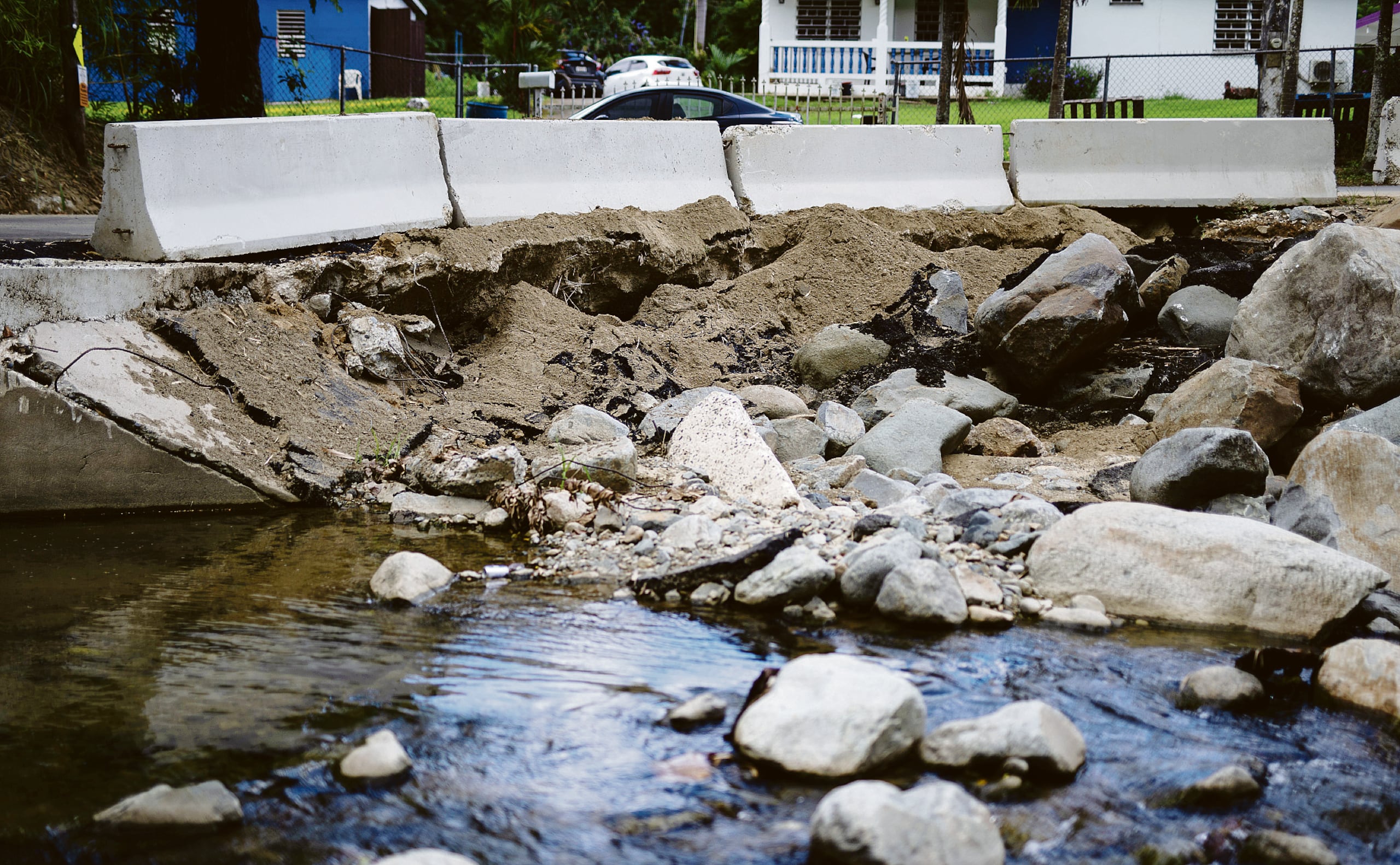 Imagen de archivo de la carretera destrozada en la comunidad Marín debido al río cuando sale de su cauce. La situación impide el paso por el único acceso que tiene la comunidad.