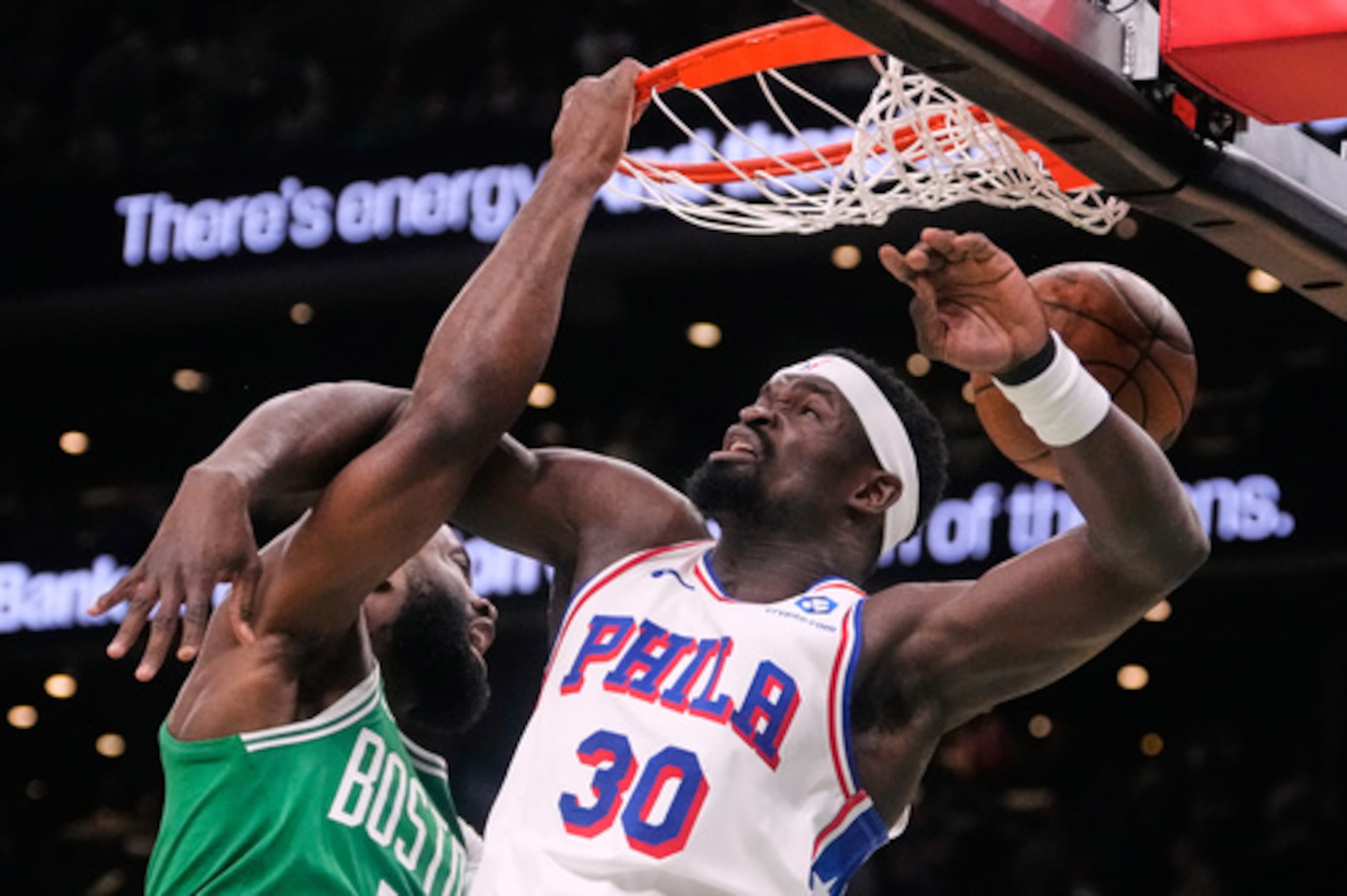 El escolta de los Boston Celtics Jaylen Brown (7) hace un mate contra el pívot de los Philadelphia 76ers Adem Bona (30) durante la primera mitad del segundo partido de la primera ronda de los playoffs de baloncesto de la NBA, el martes 21 de abril de 2026, en Boston. (AP Photo/Charles Krupa)