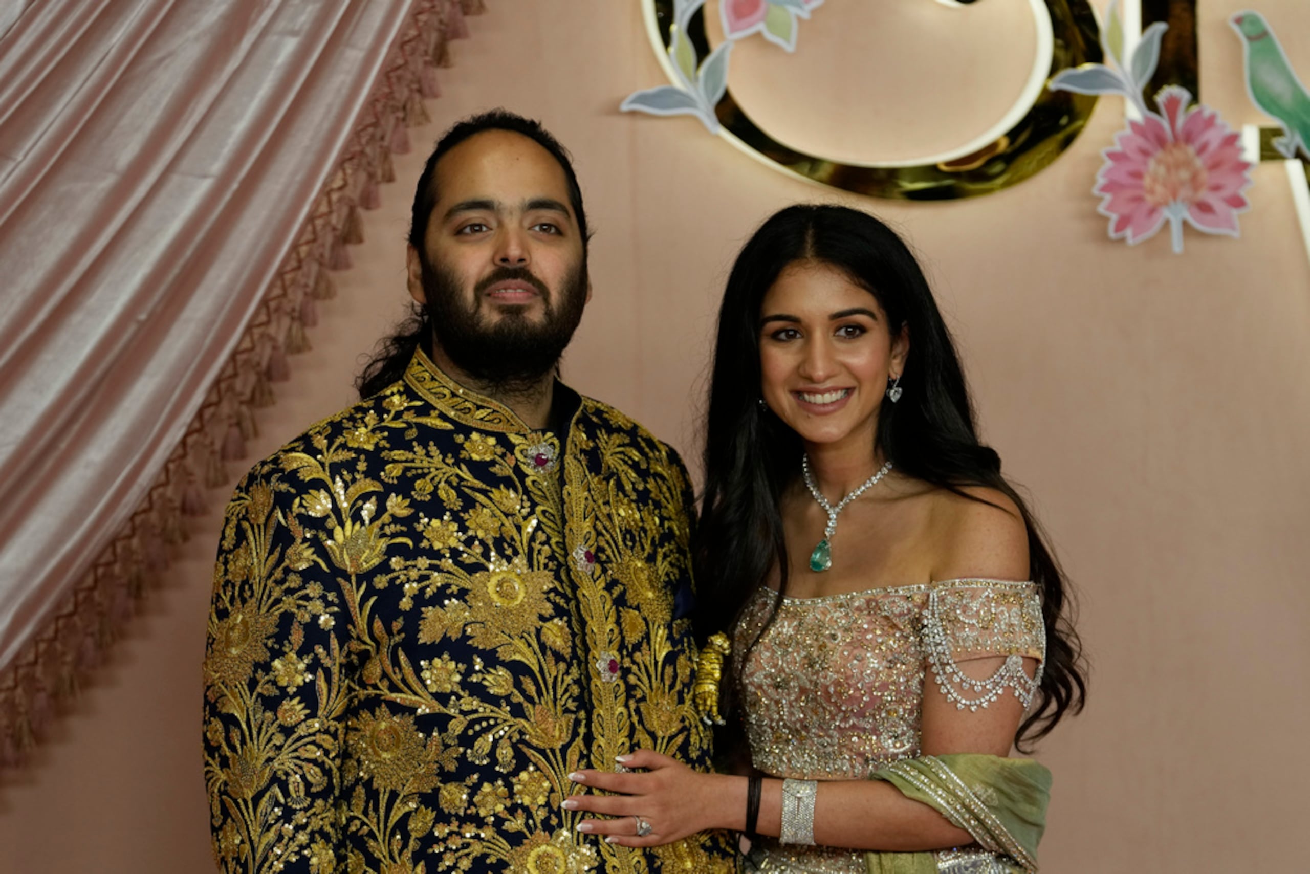 Anant Ambani, el hijo menor del hombre más rico de Asia y directivo del imperio empresarial Reliance Industries, y su esposa Radhika Merchant.