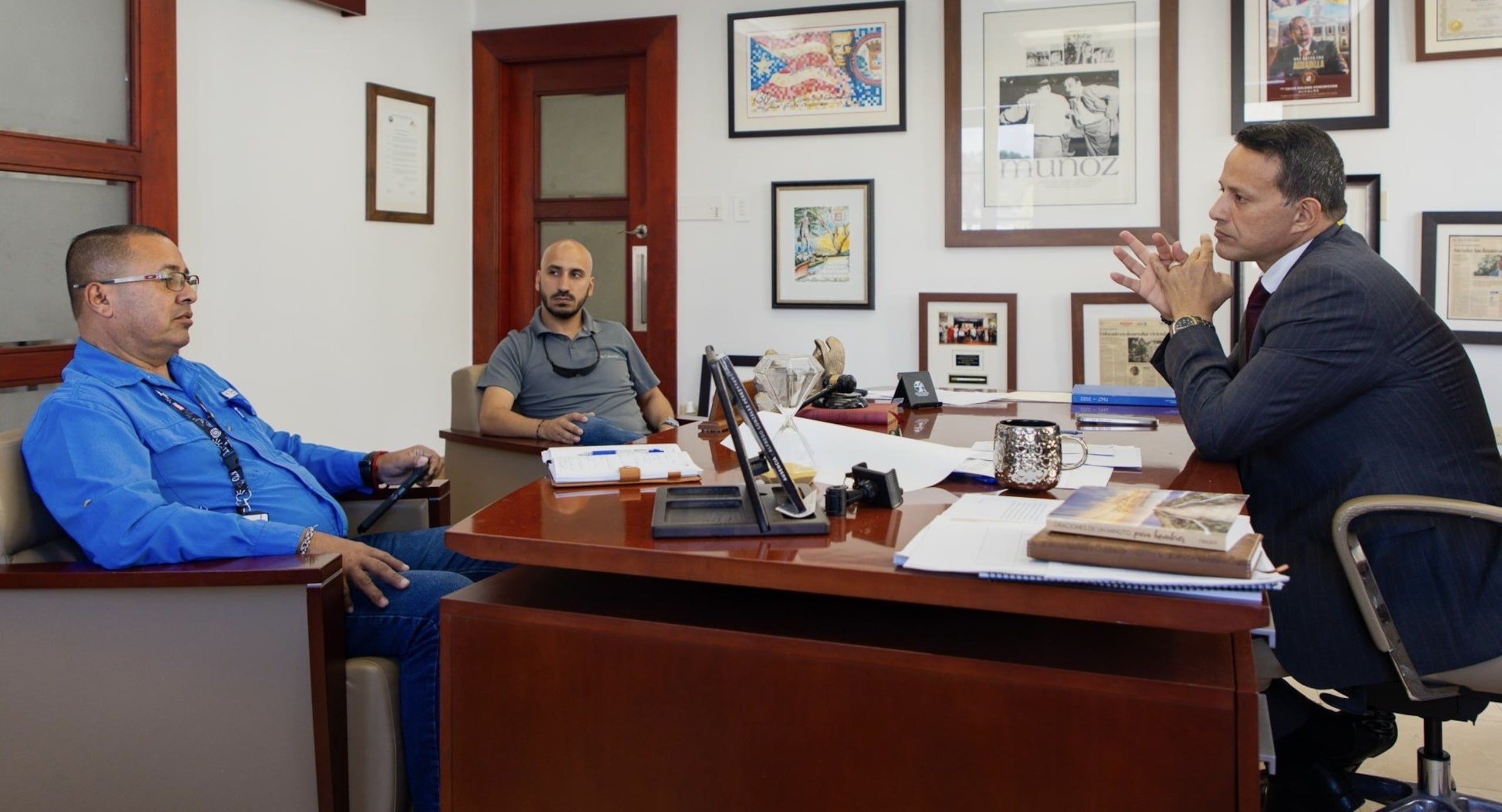 El alcalde de Aguadilla, Julio Roldán, durante una de las reuniones que sostuvo para delinear el plan de seguridad durante la Semana Santa.