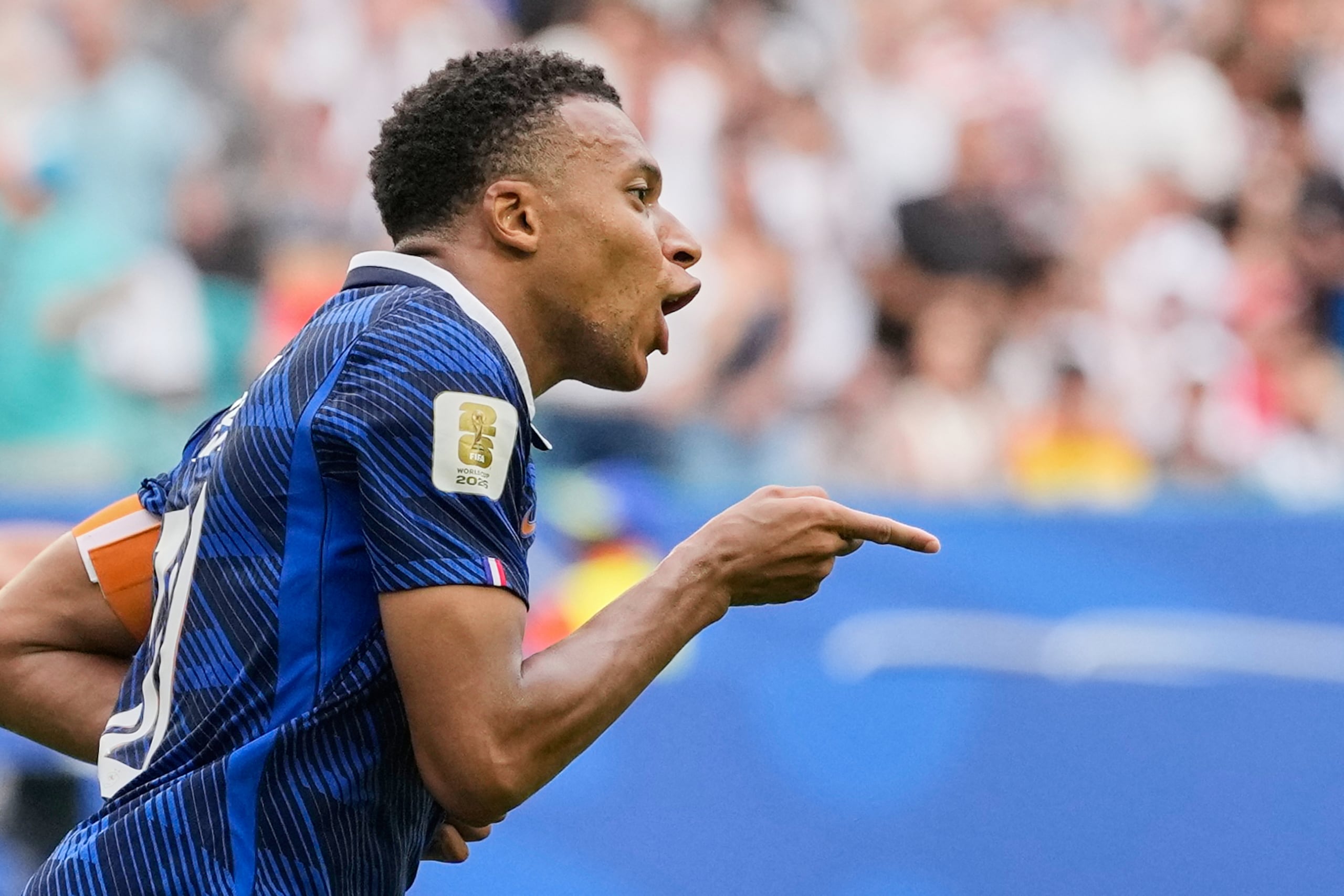 Kylian Mbappé festeja tras anotar el tercer gol de Francia ante Inglaterra en el Mundial.