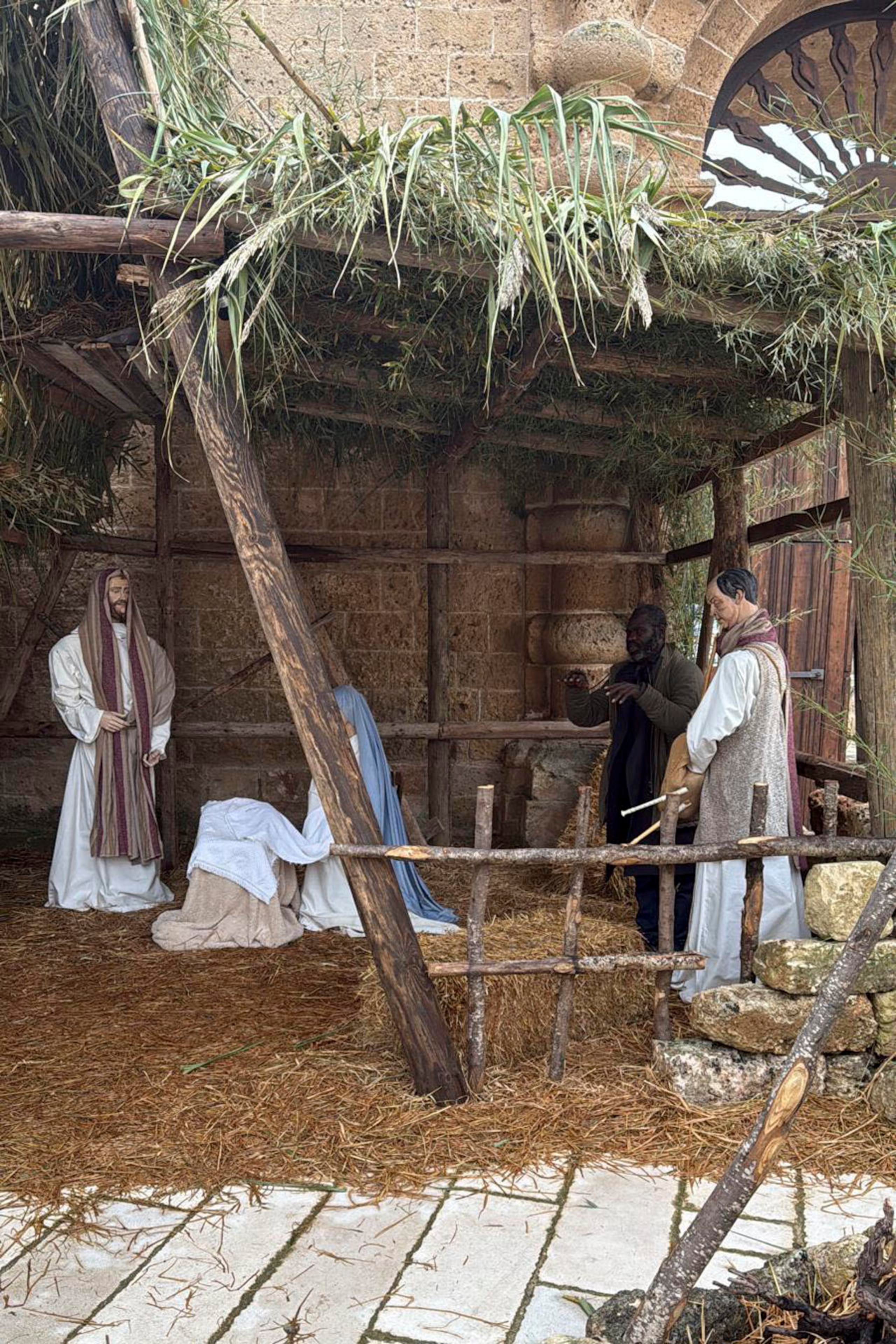 Los agentes descubrieron que contra el hombre, natural de Ghana y de 38 años, pesaba una orden de arresto por una condena a 9 meses y 15 días de prisión por los delitos de resistencia a la autoridad y lesiones.