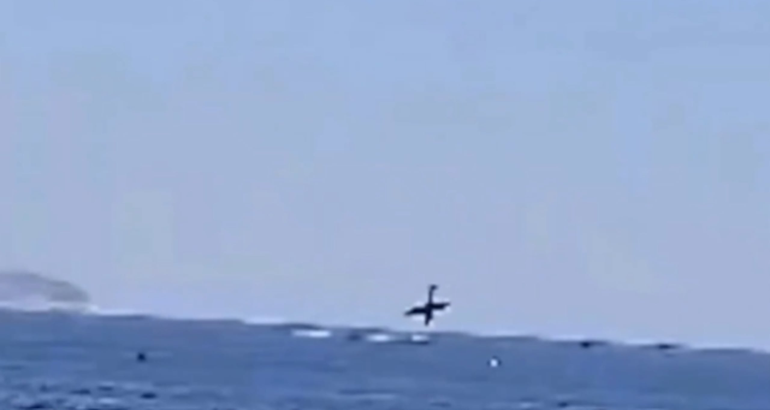 Vídeos mostraron que el avión se sumergió de nariz en el mar.