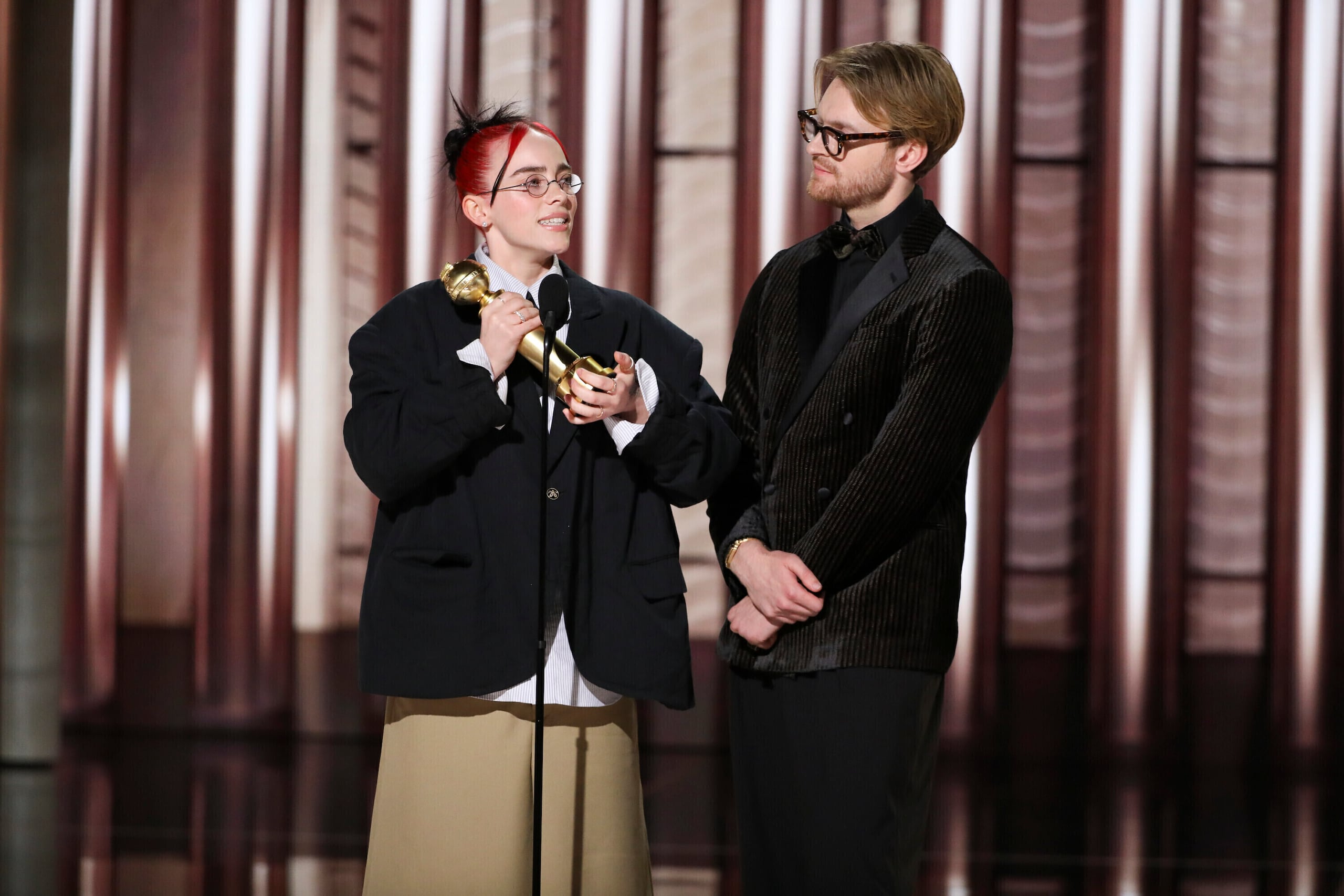 Billie Eilish O'Connell, izquierda, y su hermano Finneas O'Connell se llevaron a casa el premio a mejor canción original por "What Was I Made For?", de la película "Barbie". En su discurso de aceptación, la cantante indicó que cuando inició a componer la canción a principios del 2023 estaba sufriendo de una depresión y que el proceso creativo le ayudó en su recuperación.
