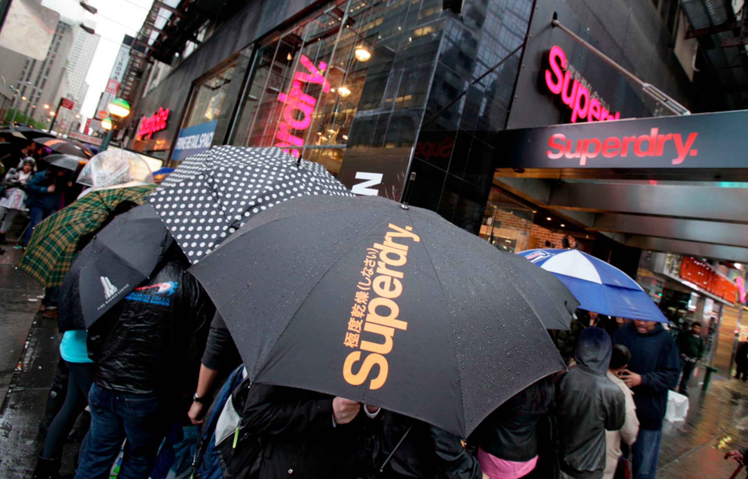 Superdry, fundada en 2003 en el Reino Unido por James Holder y Julian Dunkerton, llegó a convertirse en una de las marcas de moda más populares del país, con presencia internacional y gran tirón entre los jóvenes.