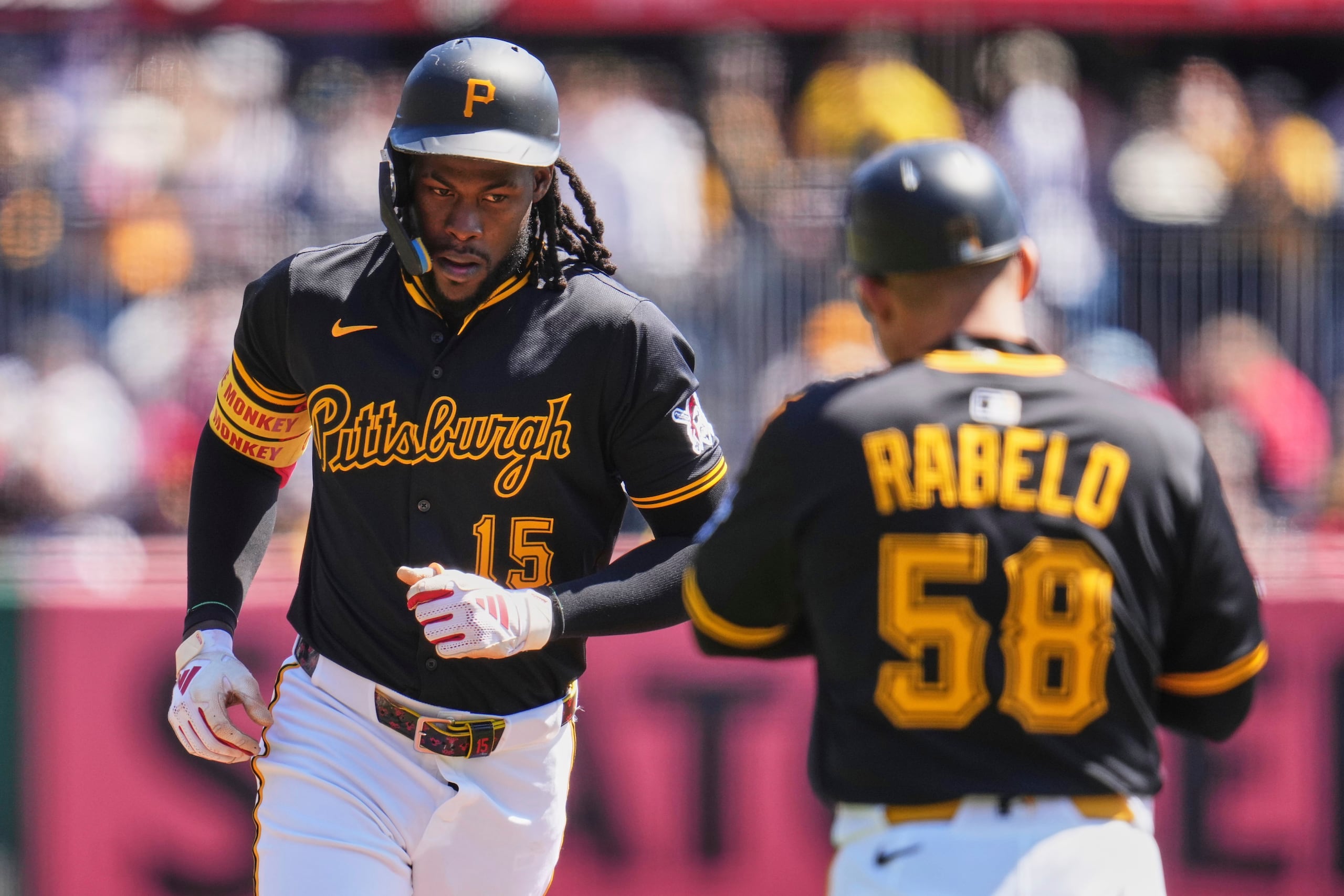 Oneil Cruz (15), de los Piratas de Pittsburgh, ocupa el tercer lugar después de conectar un jonrón solitario ante el lanzador de los Nationals de Washington, Trevor Williams (32), para abrir el juego de béisbol en Pittsburgh, el jueves 17 de abril de 2025.