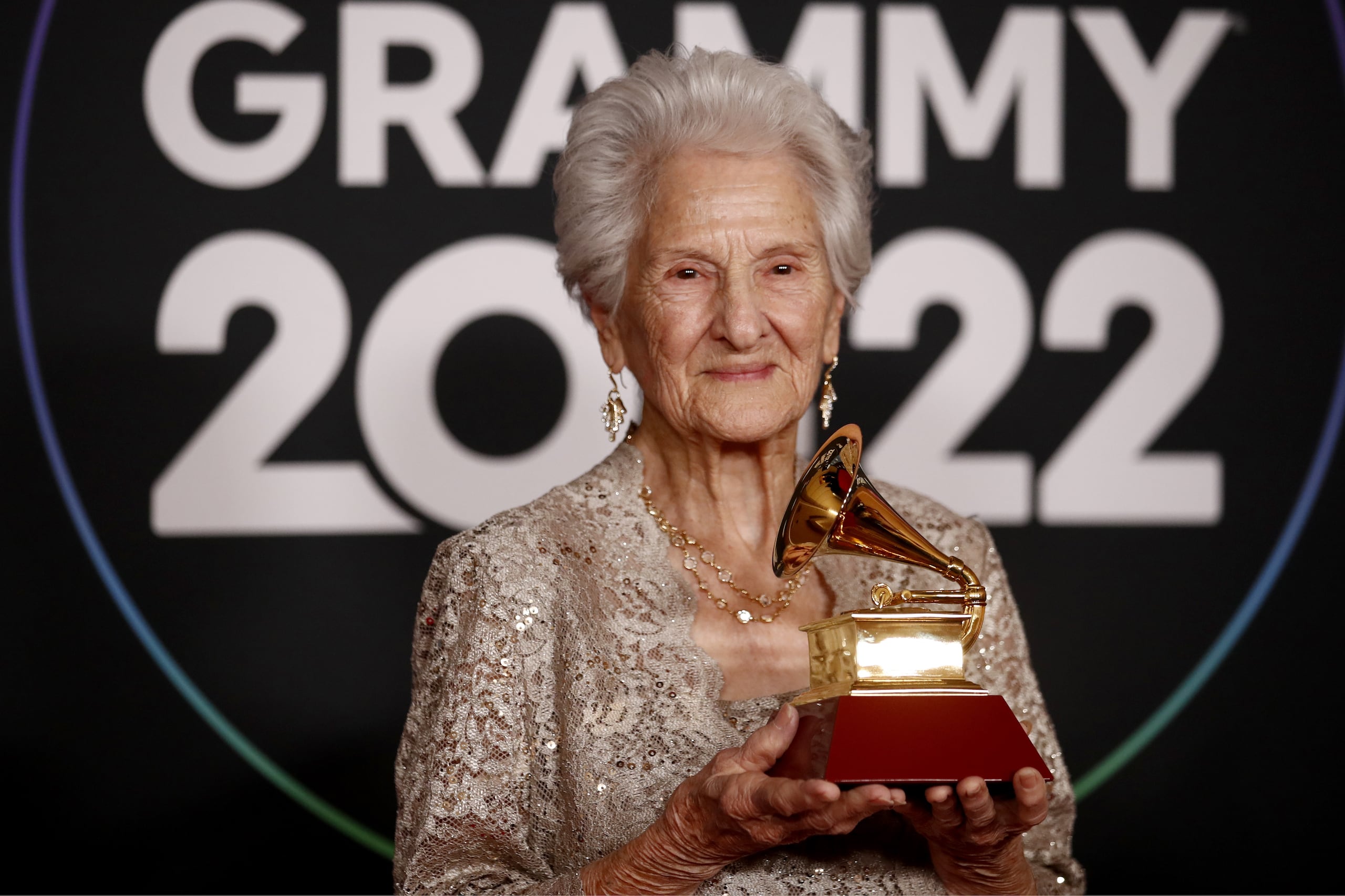 Álvarez hizo historia al ganar el Latin Grammy a mejor artista nuevo en un renglón en el que compitió con una decena de jóvenes revelaciones, en su mayoría de música urbana.
