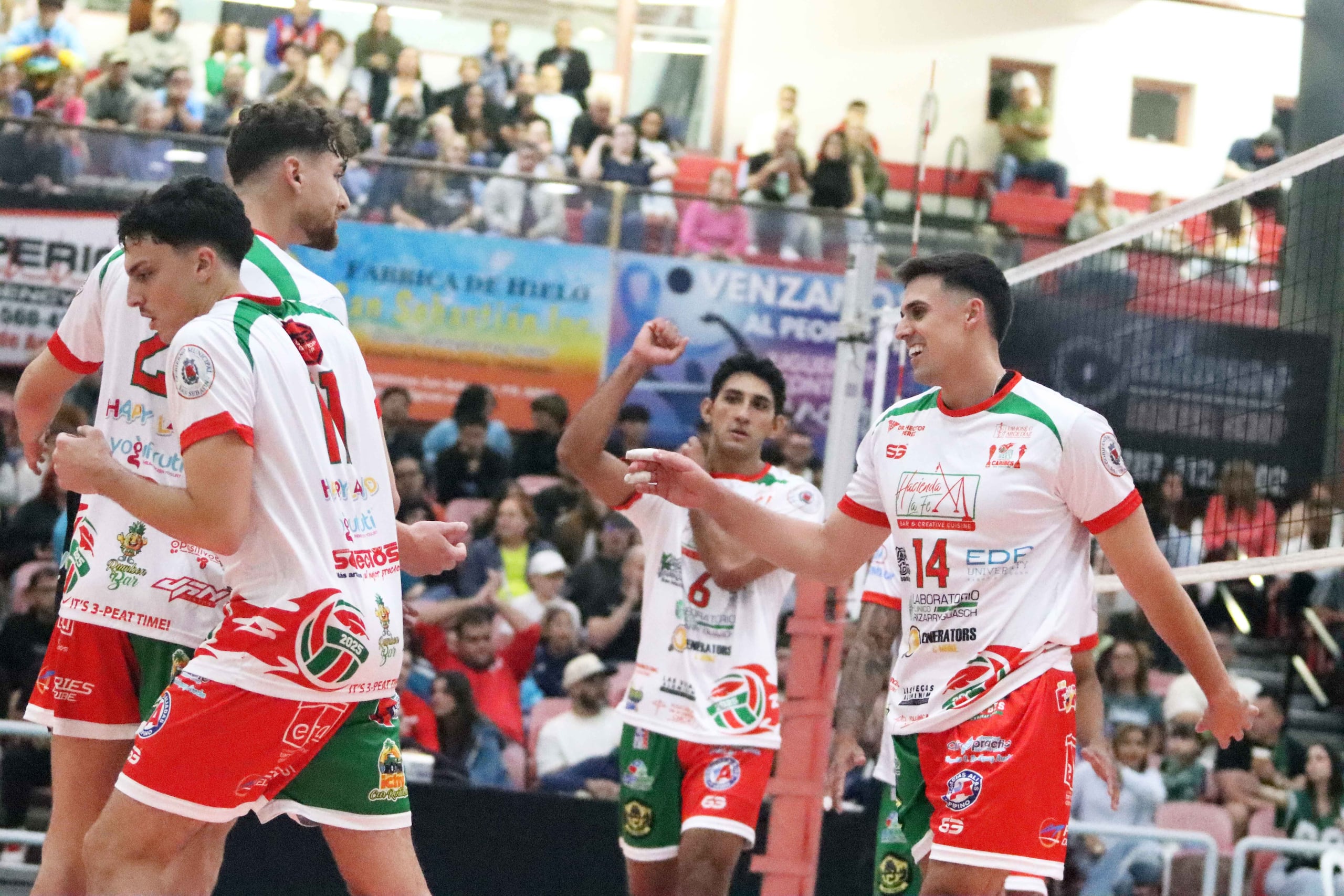 Pelegrín Vargas y Caribes de San Sebastián celebran un punto durante la acción del partido.