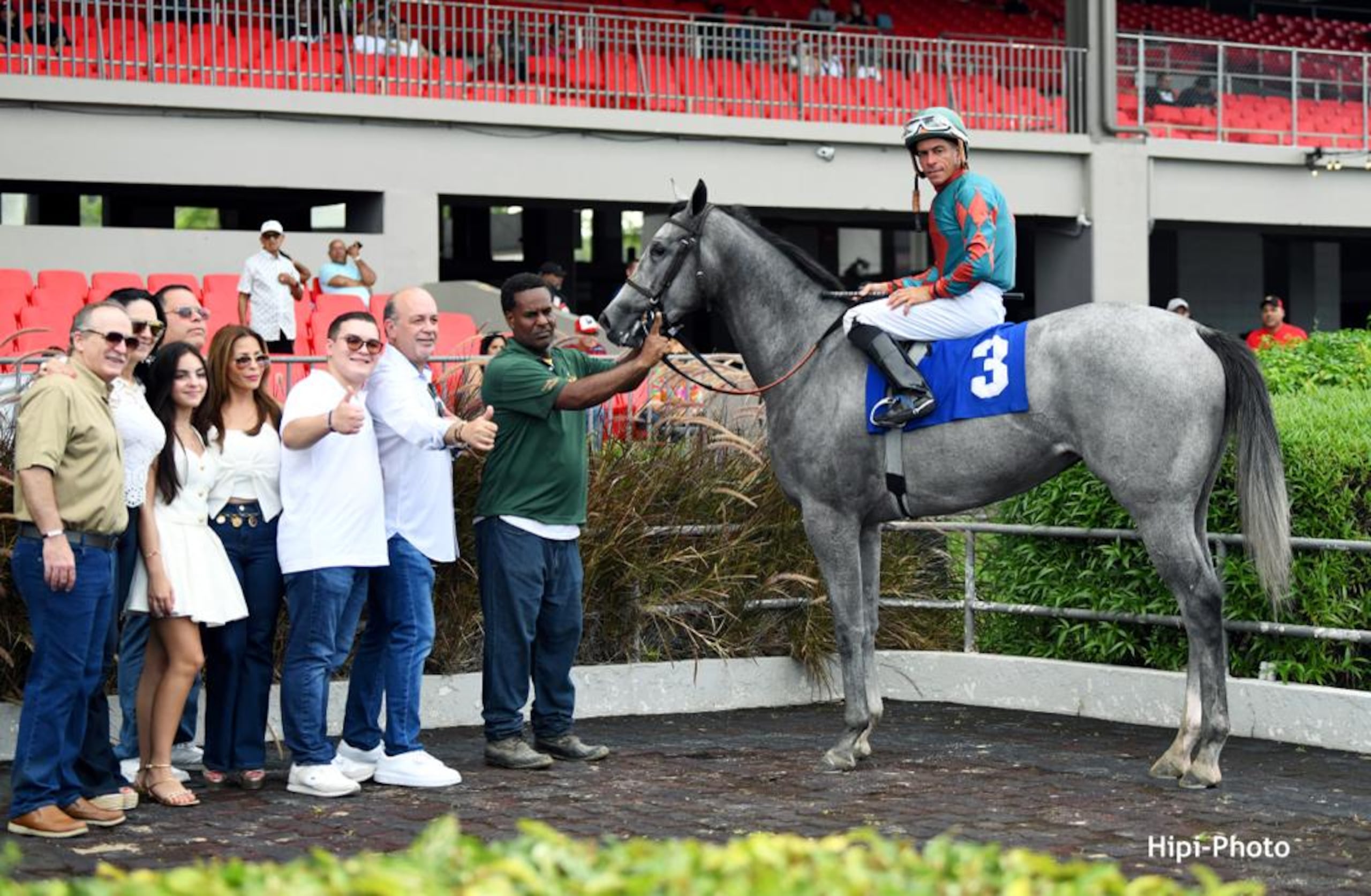Sola Bella se retrata junto a su jinete Juan Carlos Díaz y el los propietarios del Establo Sonata este domingo en el hipódromo Camarero.