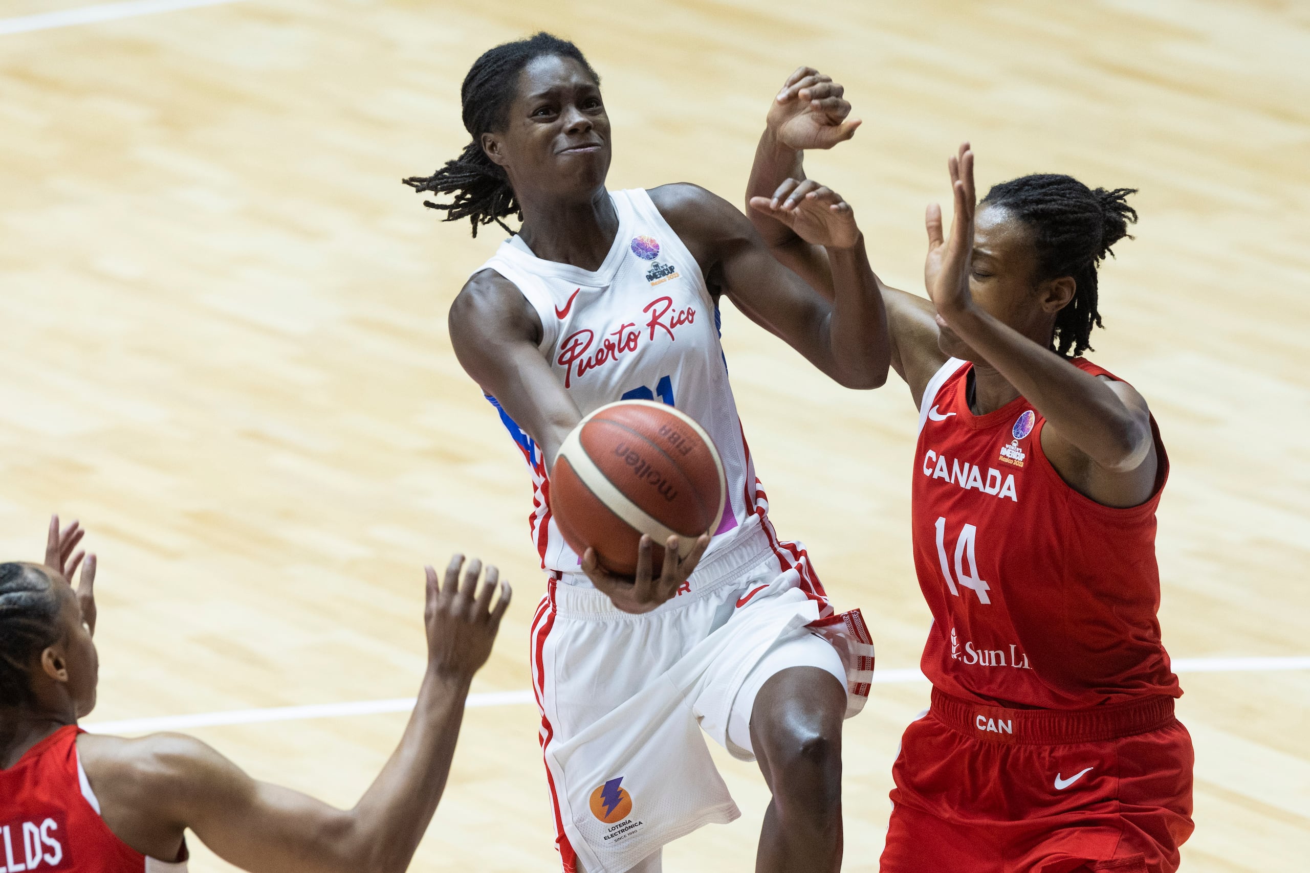 Mya Hollingshed ante la canadiense Kayla Alexander en el Americup México 2023.