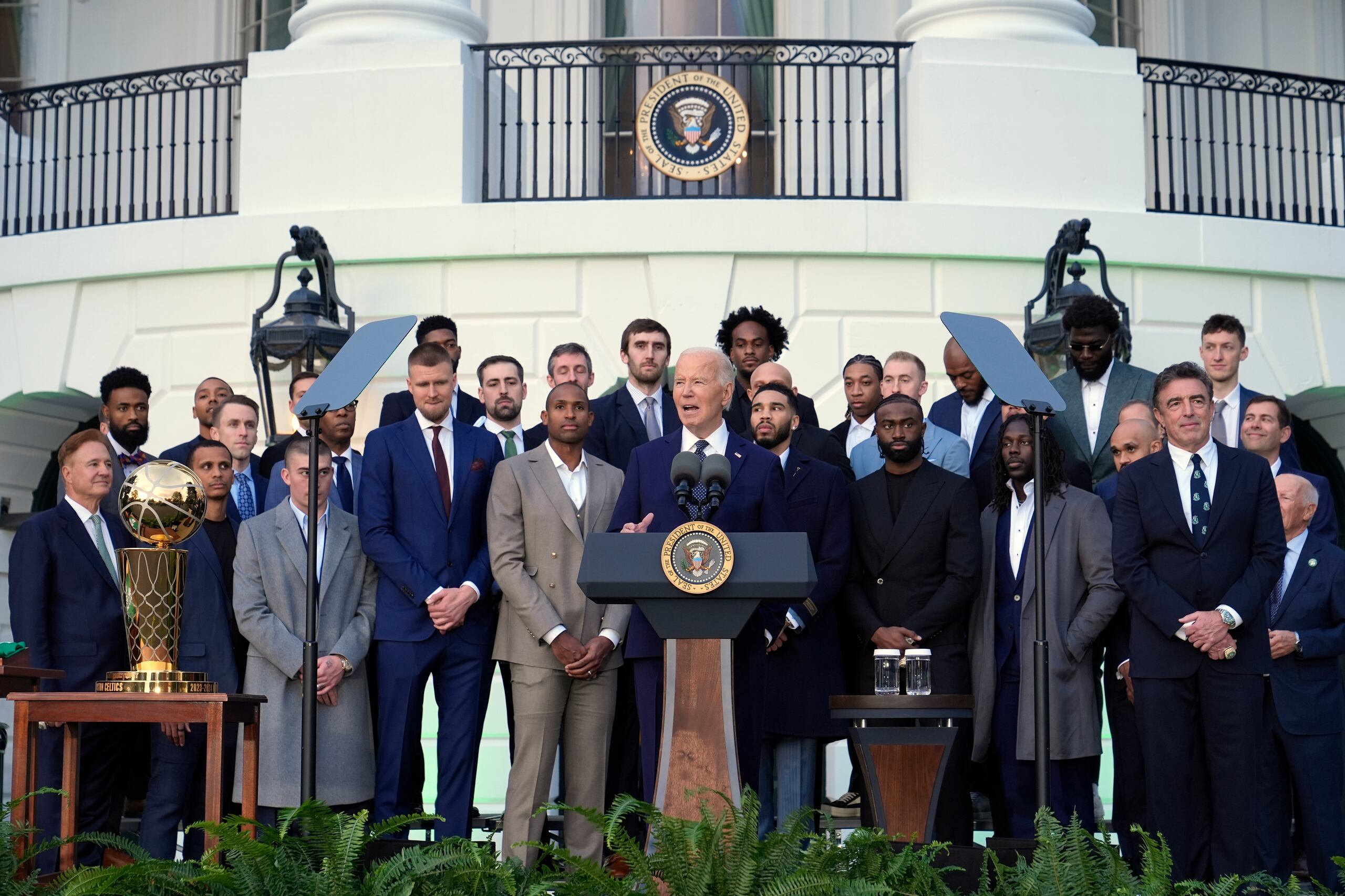 El presidente de los Estados Unidos Joe Biden habla durante un evento para celebrar el campeonato de los Celtics de Boston en la Casa Blanca el jueves 21 de noviembre del 2024. (AP Foto/Susan Walsh)