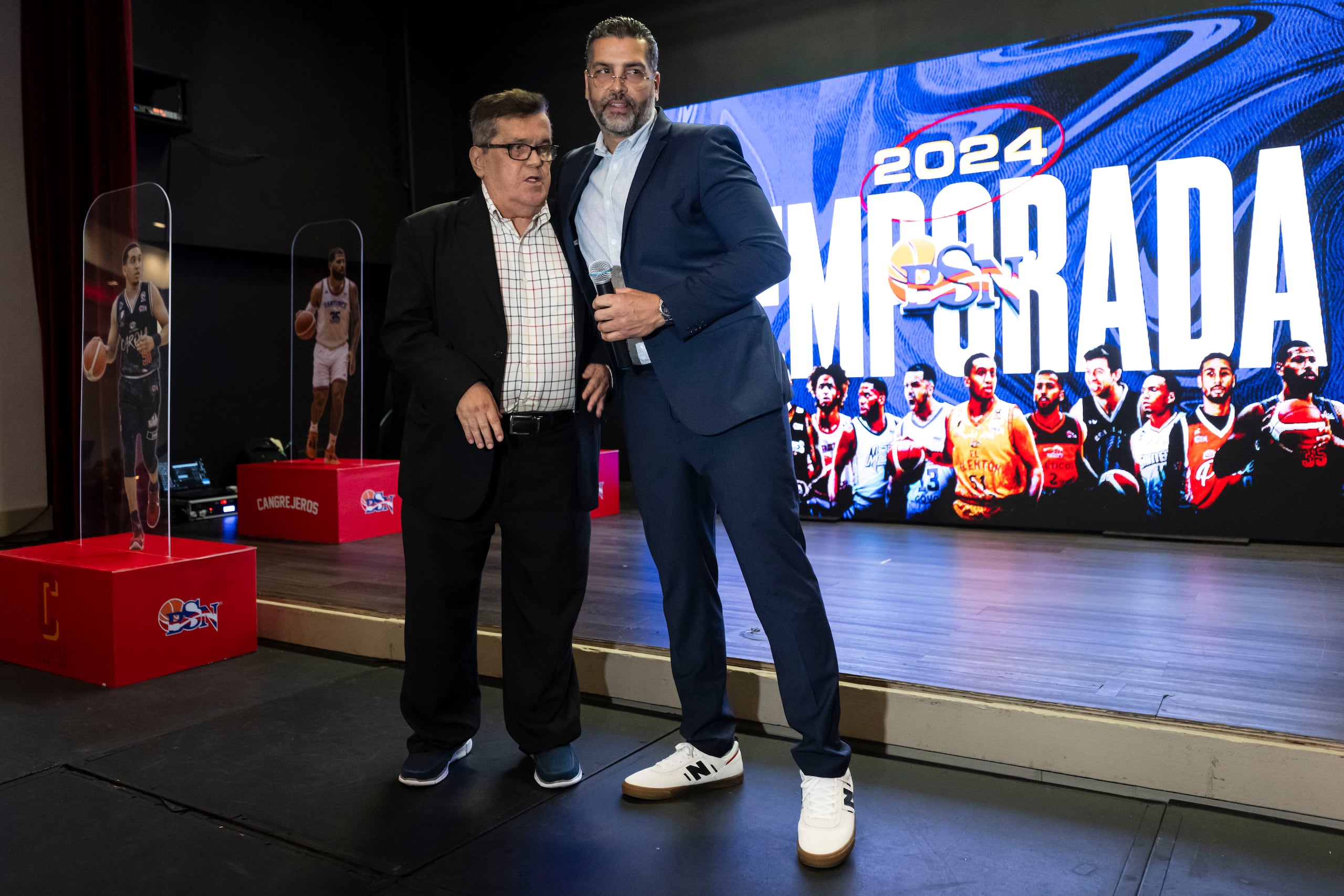 Armando Torres Ortiz (izquieda) recibe la dedicatoria de la temporada 2024 junto al presidente del BSN, Ricardo Dalmau.