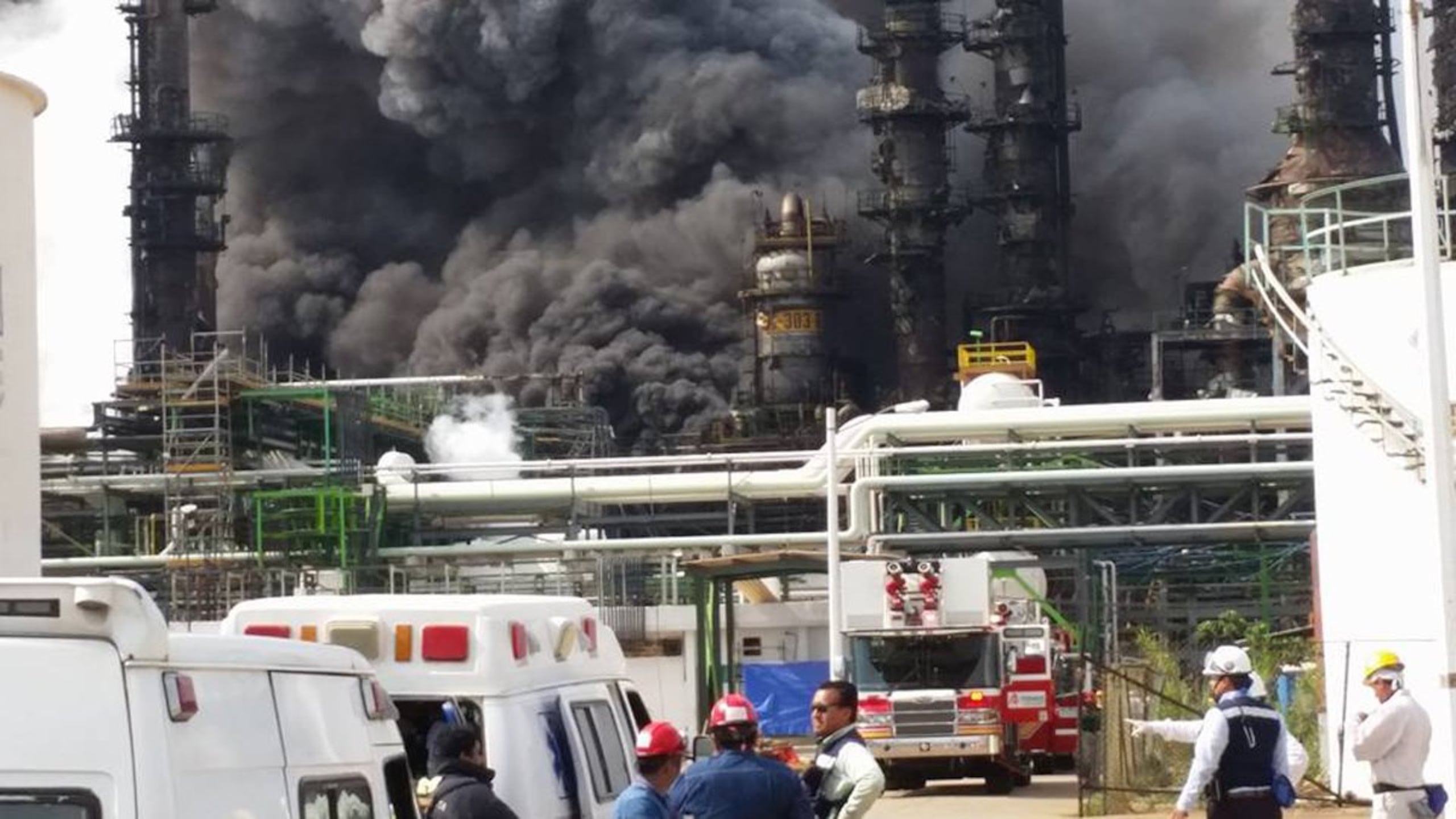 Columnas de humo se levantan tras una fuerte explosión en el complejo petroquímico de la empresa estatal Petróleos Mexicanos (Pemex), en el puerto de Coatzacoalcos, en Veracruz. ( EFE/EL HERALDO DE COATZACOALCOS)