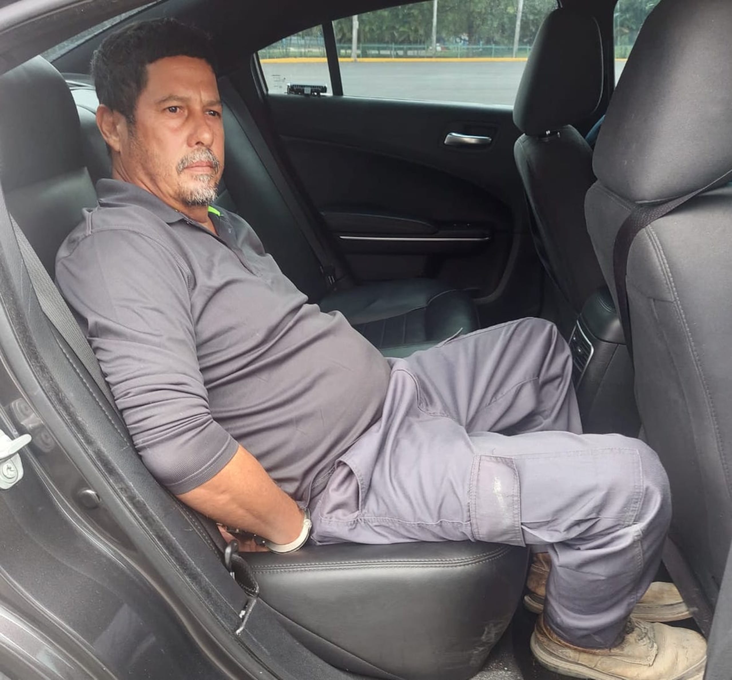 Contra Efraín Rivera Rodríguez, de 52 años, pesaban cinco órdenes de arresto por los delitos de agresión sexual contra una pariente suya que es menor de edad.